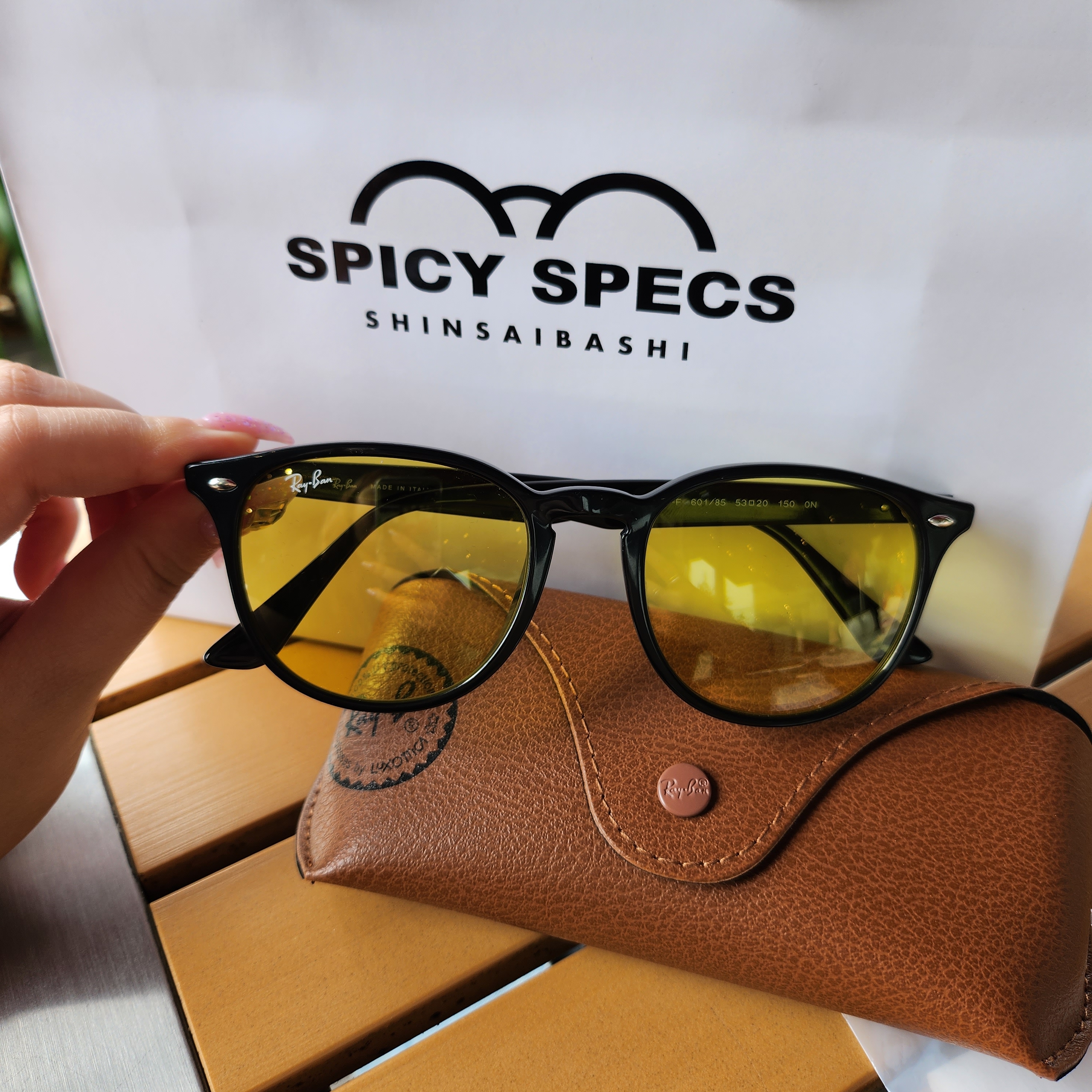 Ray-Ban 4259 Gloss Black Frame Yellow Classic Lenses Low Bridge Fit 착용 스타일
