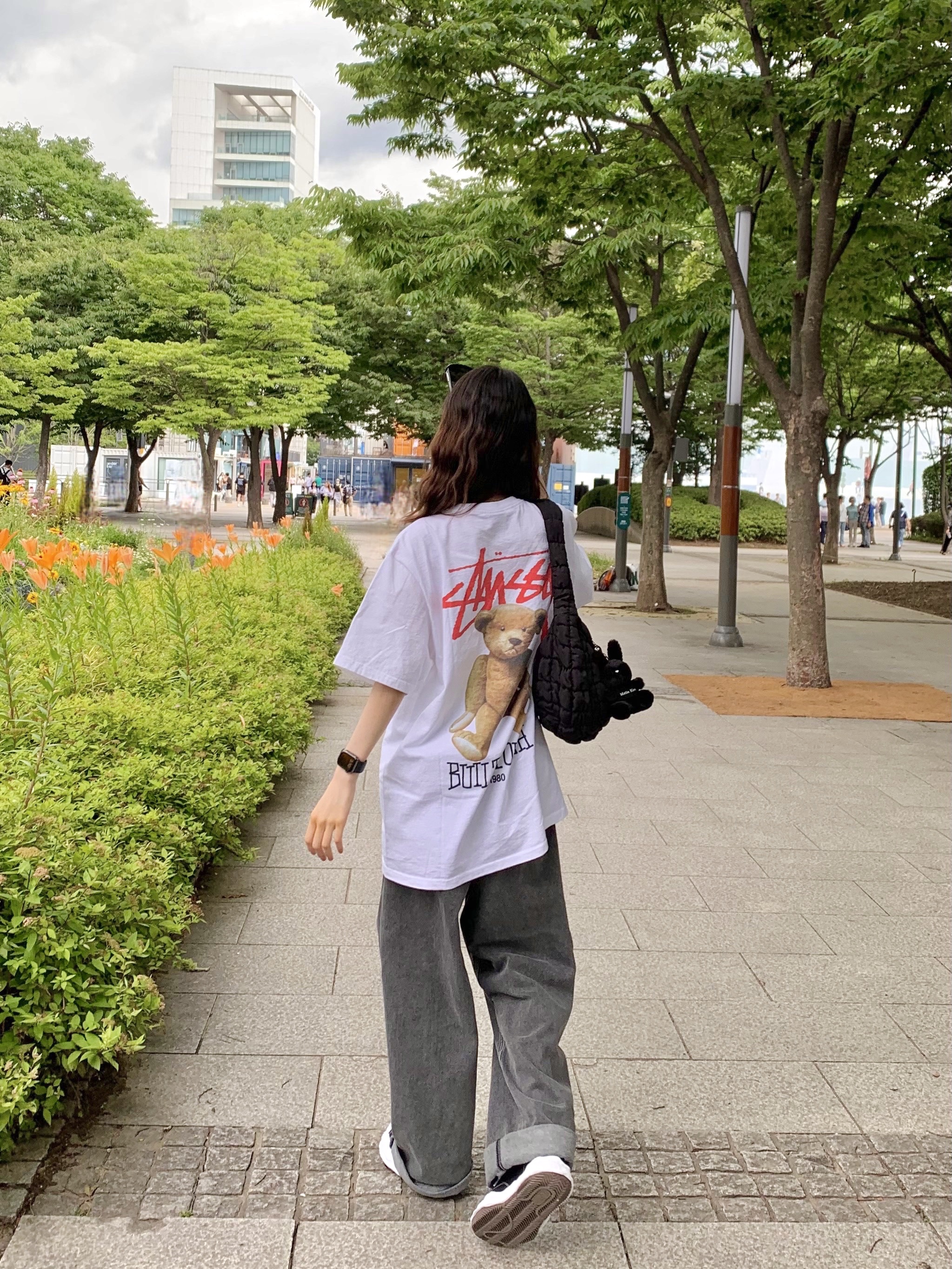 Stussy Built Tough T-Shirt White, Maison Mihara Yasuhiro Blakey OG Sole Canvas Low-top Sneakers Black White 착용 스타일 - 1