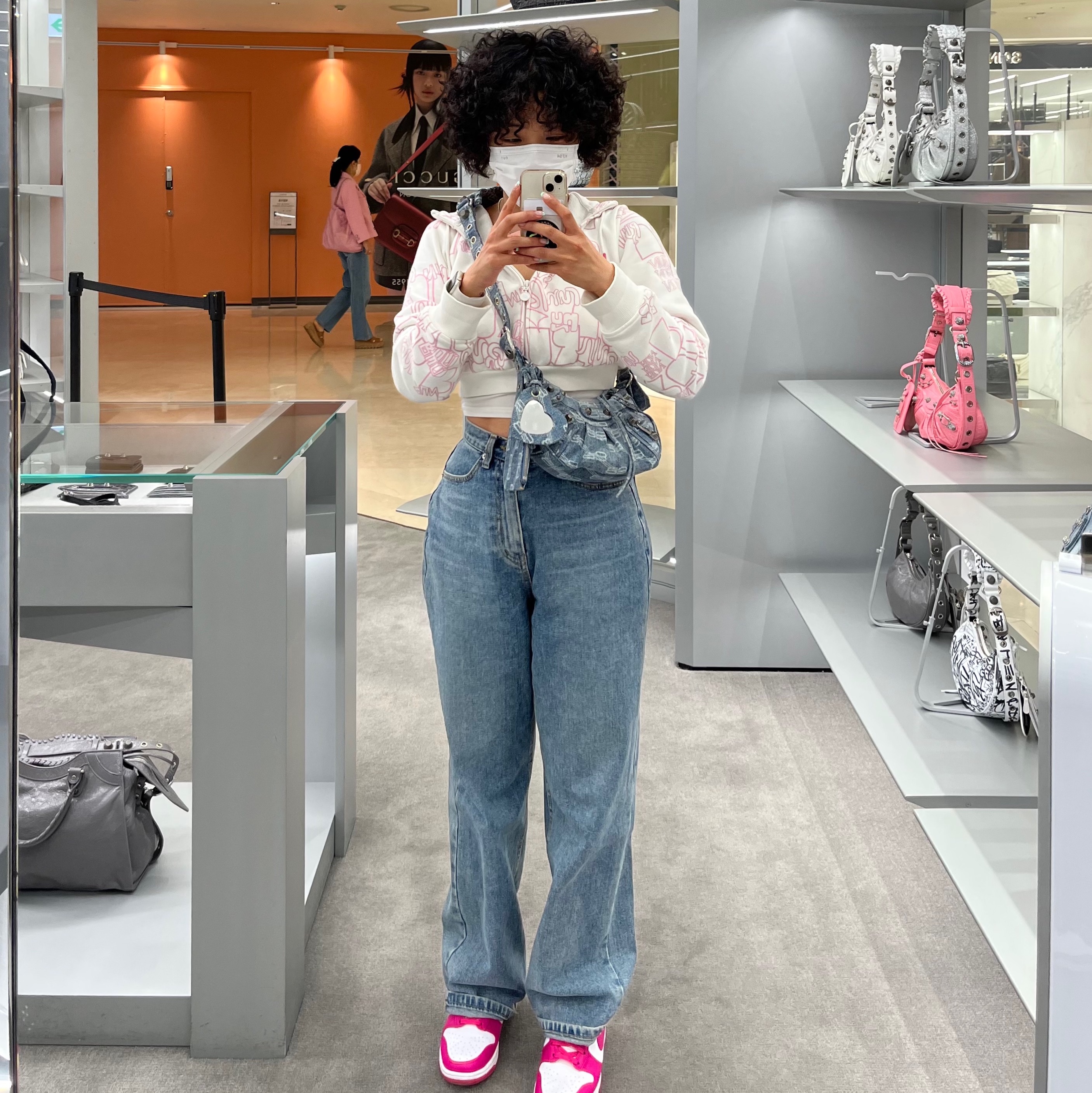 Balenciaga Le Cagole XS Shoulder Bag BB Monogram Bleached Denim Blue, (W) Nike Dunk High Pink Prime 착용 스타일