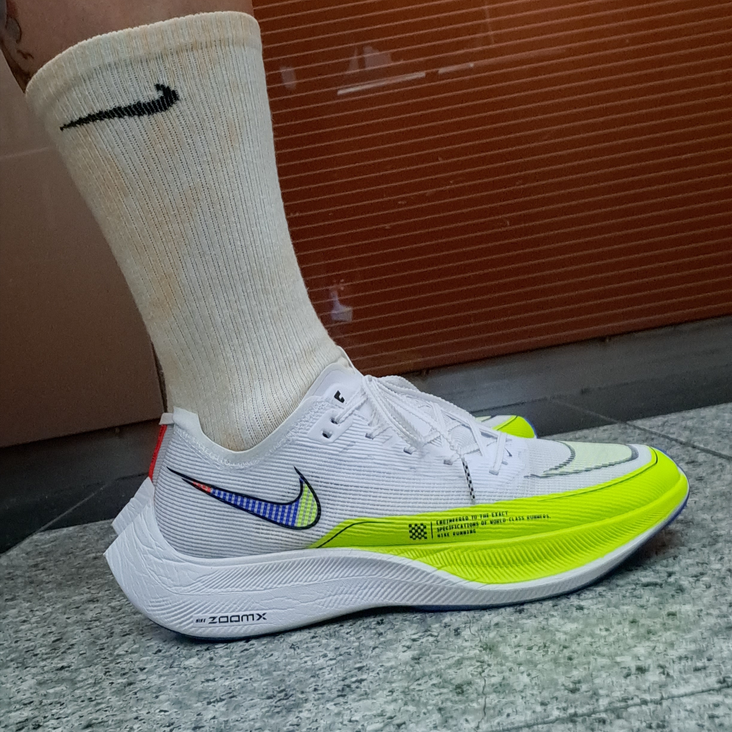 Nike ZoomX Vaporfly Next% 2 White Volt 착용 스타일 - 3
