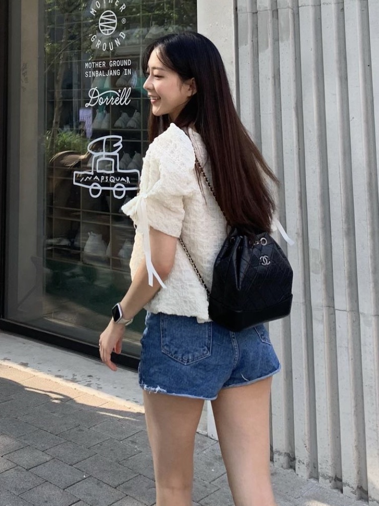 Chanel Small Gabrielle Backpack Aged Calfskin & Gold Silver Black 착용 스타일 - 1