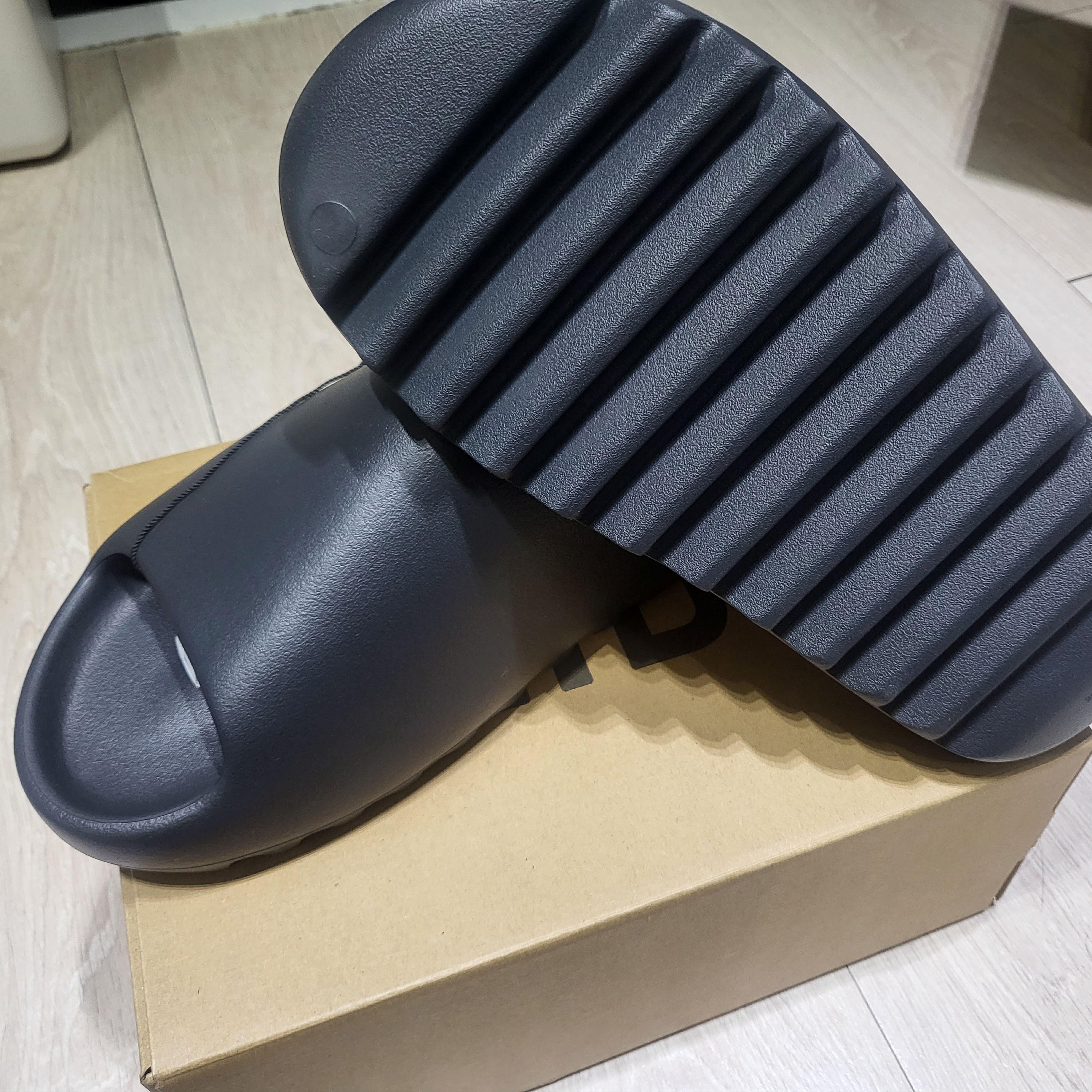 Adidas Yeezy Slide Onyx 착용 스타일 - 2