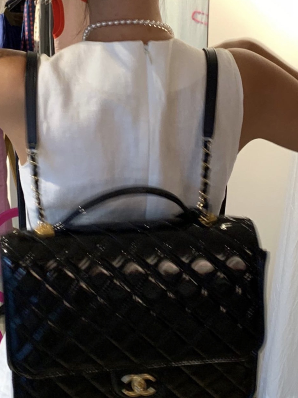 Chanel Large Backpack Patent Calfskin & Gold Black 착용 스타일 - 2
