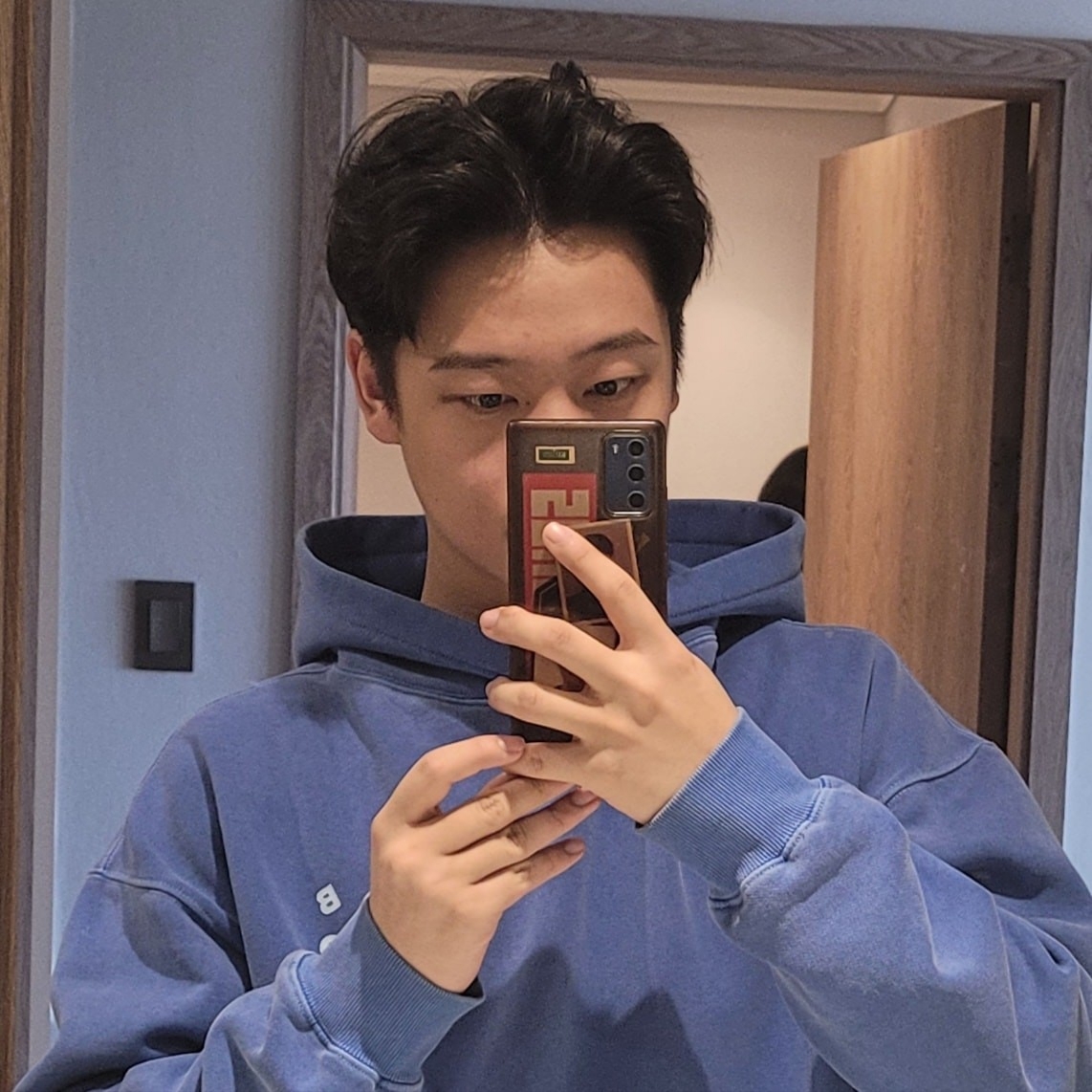 IAB Studio Pigment Hoodie Royal Blue - 22FW 착용 스타일 - 2