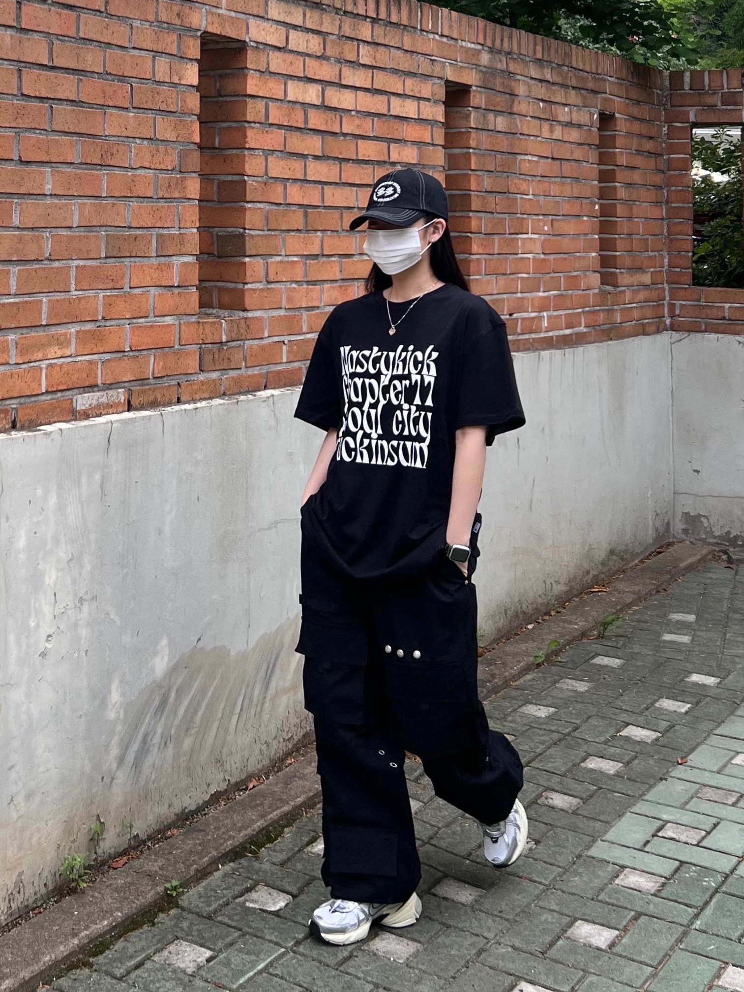 Dada x Worst Cap Black, Nike V2K Run Summit White Metallic Silver 착용 스타일 - 3