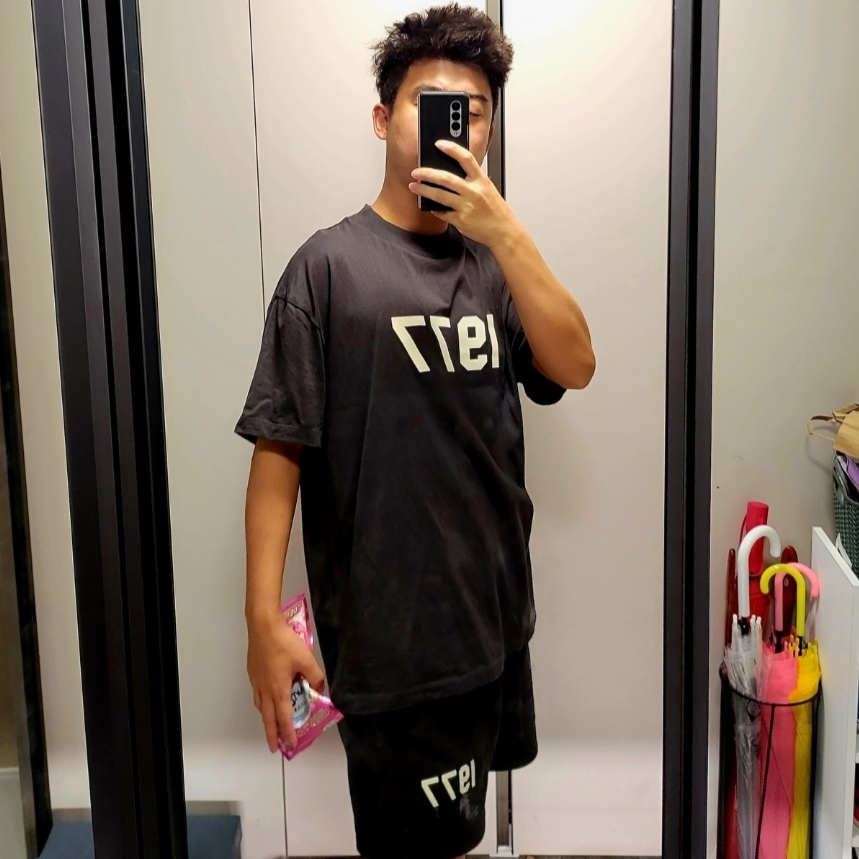 Essentials 1977 Shorts Iron - 22SS, Essentials 1977 T-Shirt Iron - 22SS 착용 스타일