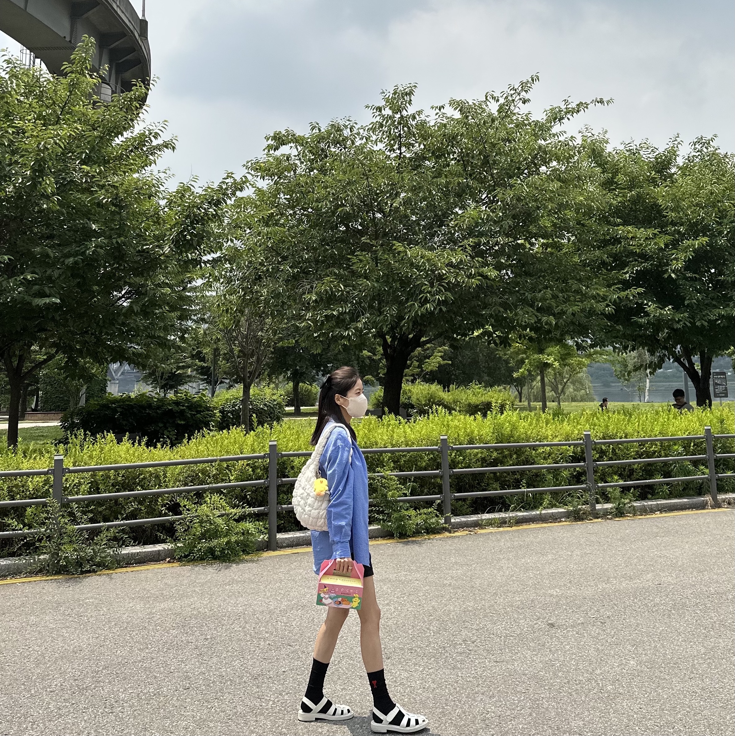COS Quilted Mini Bag Cream, AMI de Coeur Socks Off White Grey Black (3 Pack) 착용 스타일 - 2