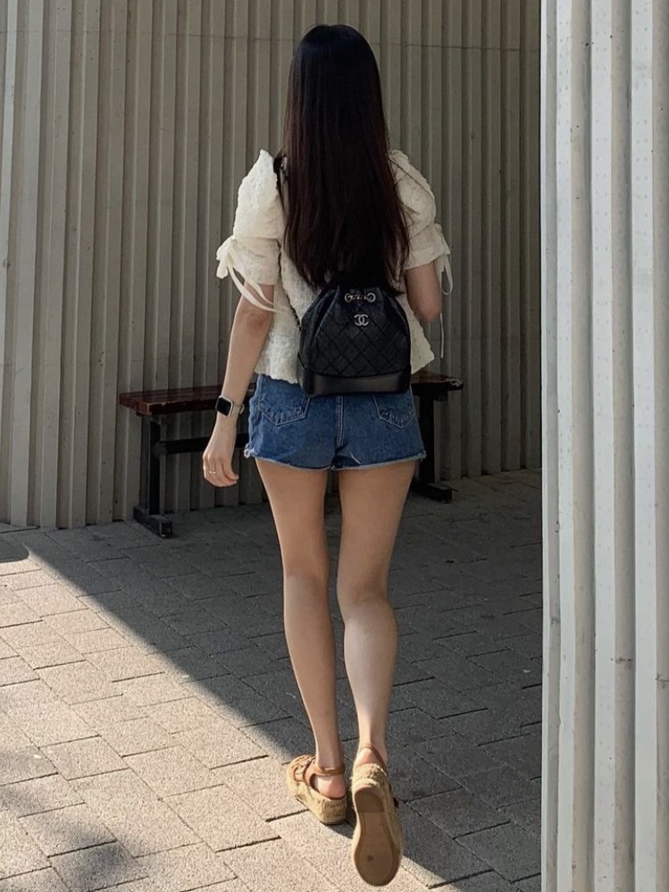 Chanel Small Gabrielle Backpack Aged Calfskin & Gold Silver Black 착용 스타일 - 2