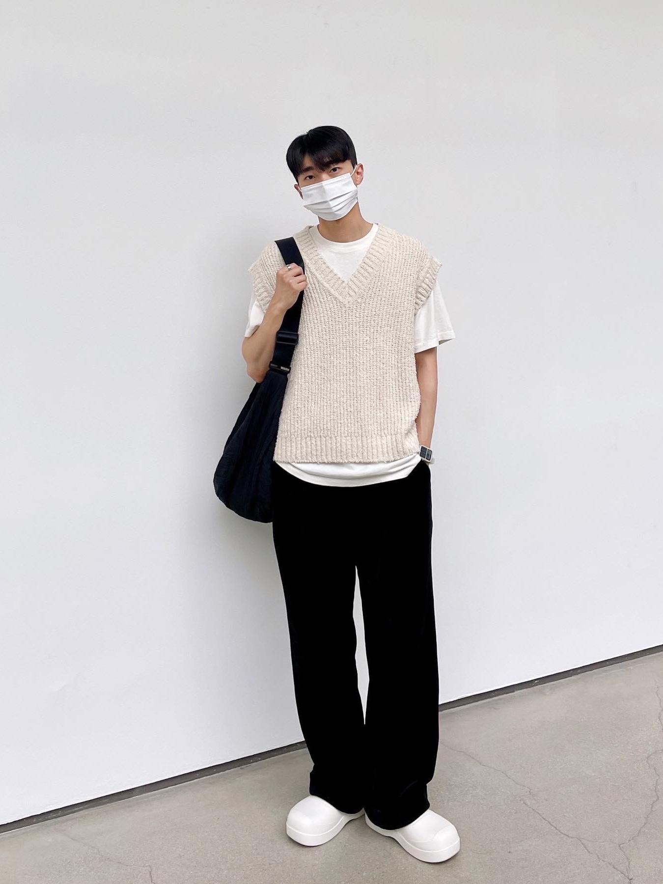 COS Smocked Crossbody Bag Black 착용 스타일 - 1