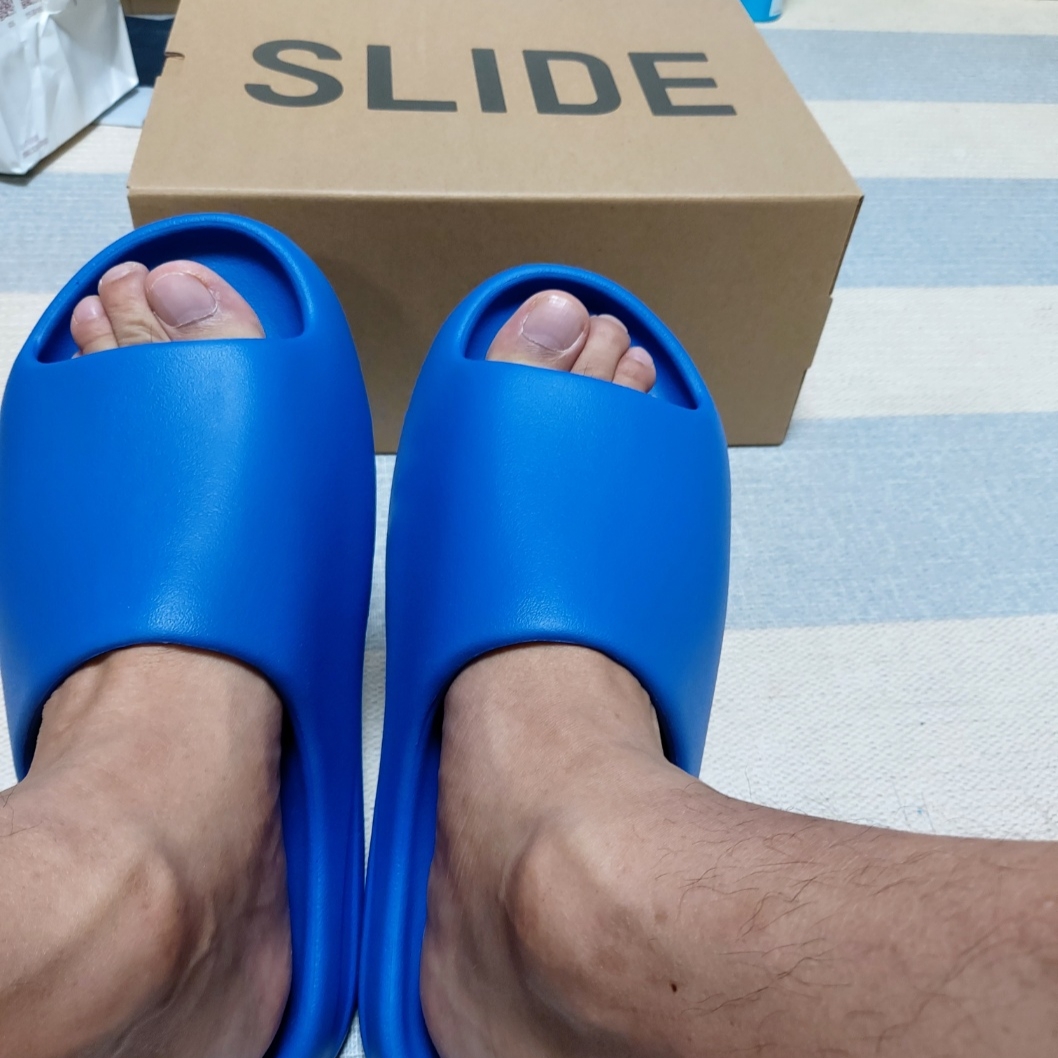 Adidas Yeezy Slide Azure 착용 스타일