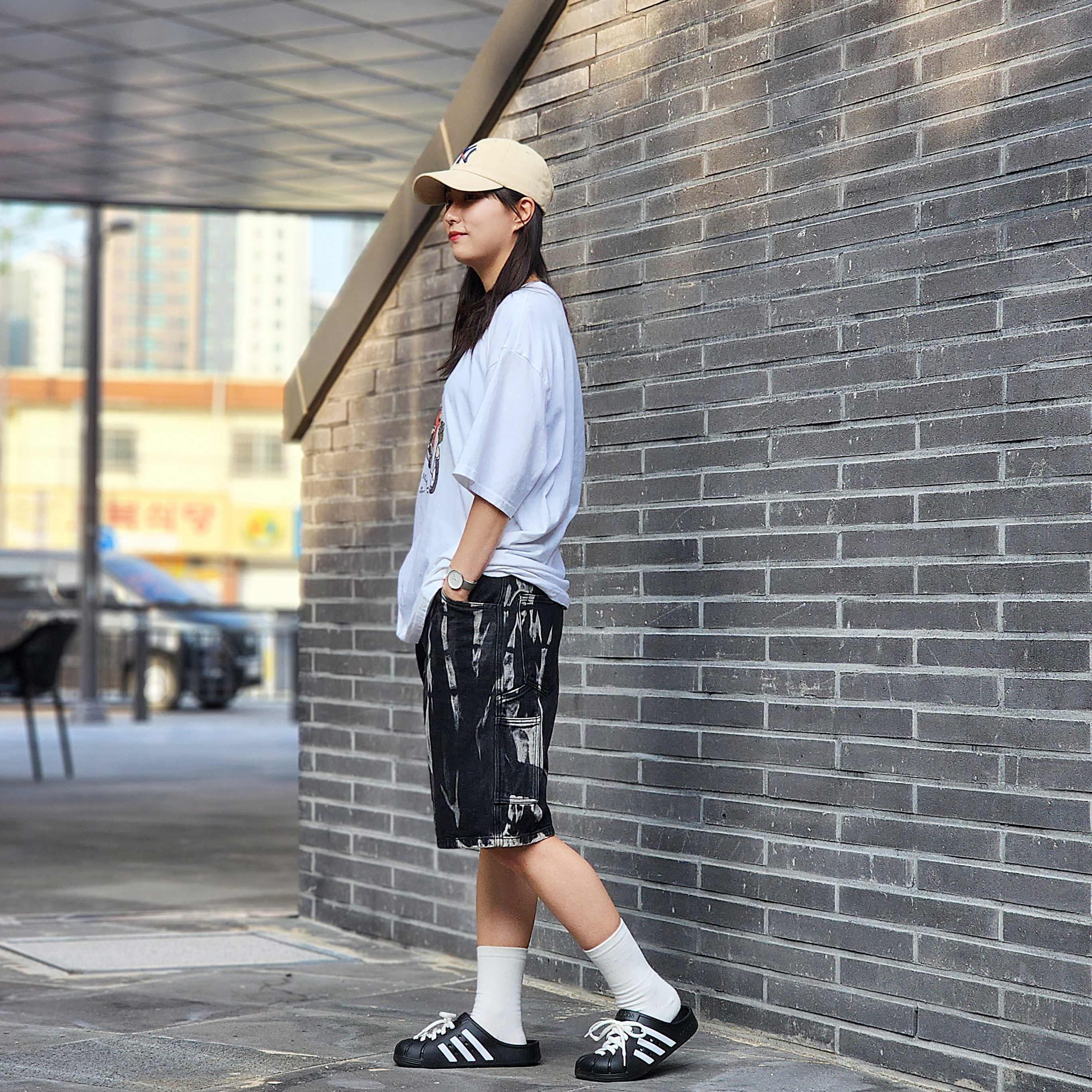 Adidas Adilette Clog Black White 착용 스타일 - 2