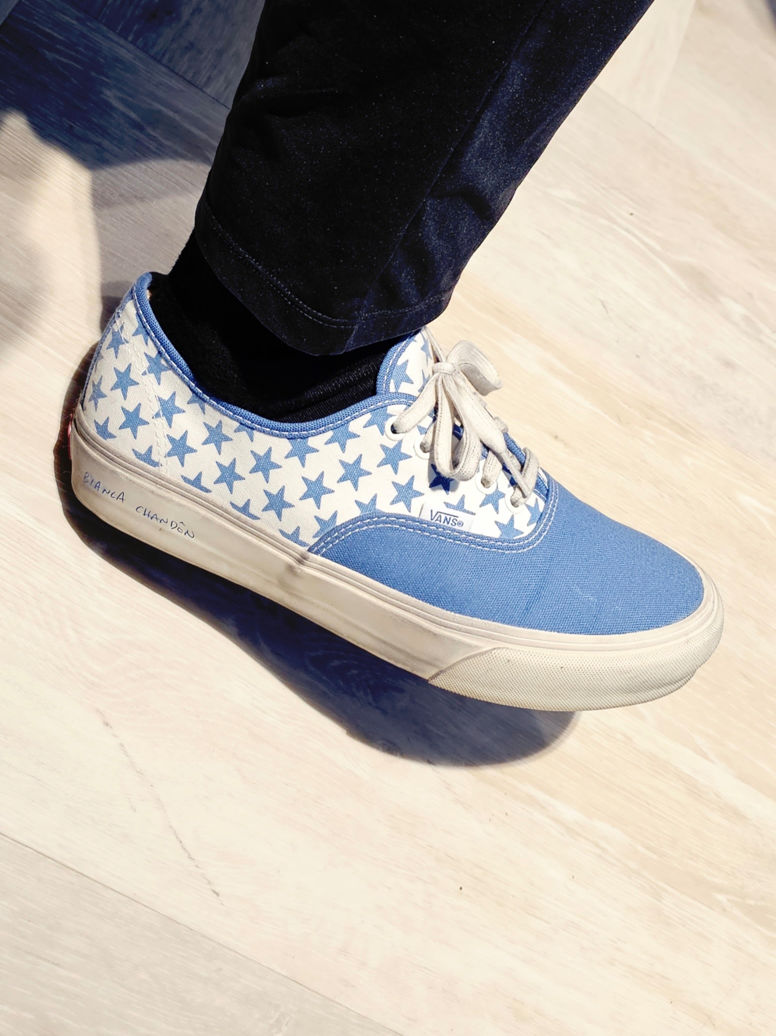 Vans Vault x Bianca Chandon Authentic LX Stressed Navy White 착용 스타일 - 3