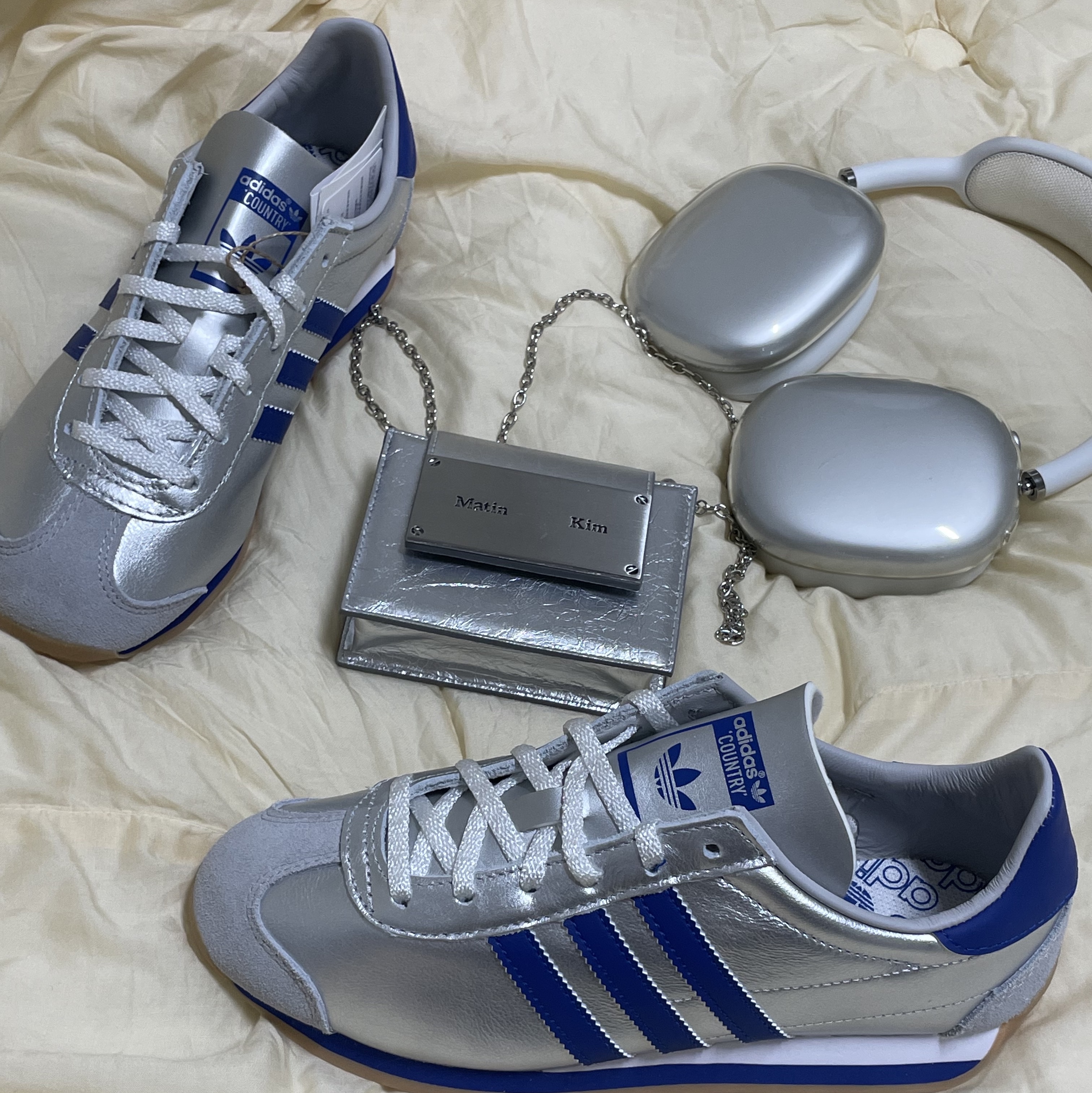 Adidas Country OG Matte Silver Bright Blue, Matin Kim Accordion Mini Bag Silver 착용 스타일