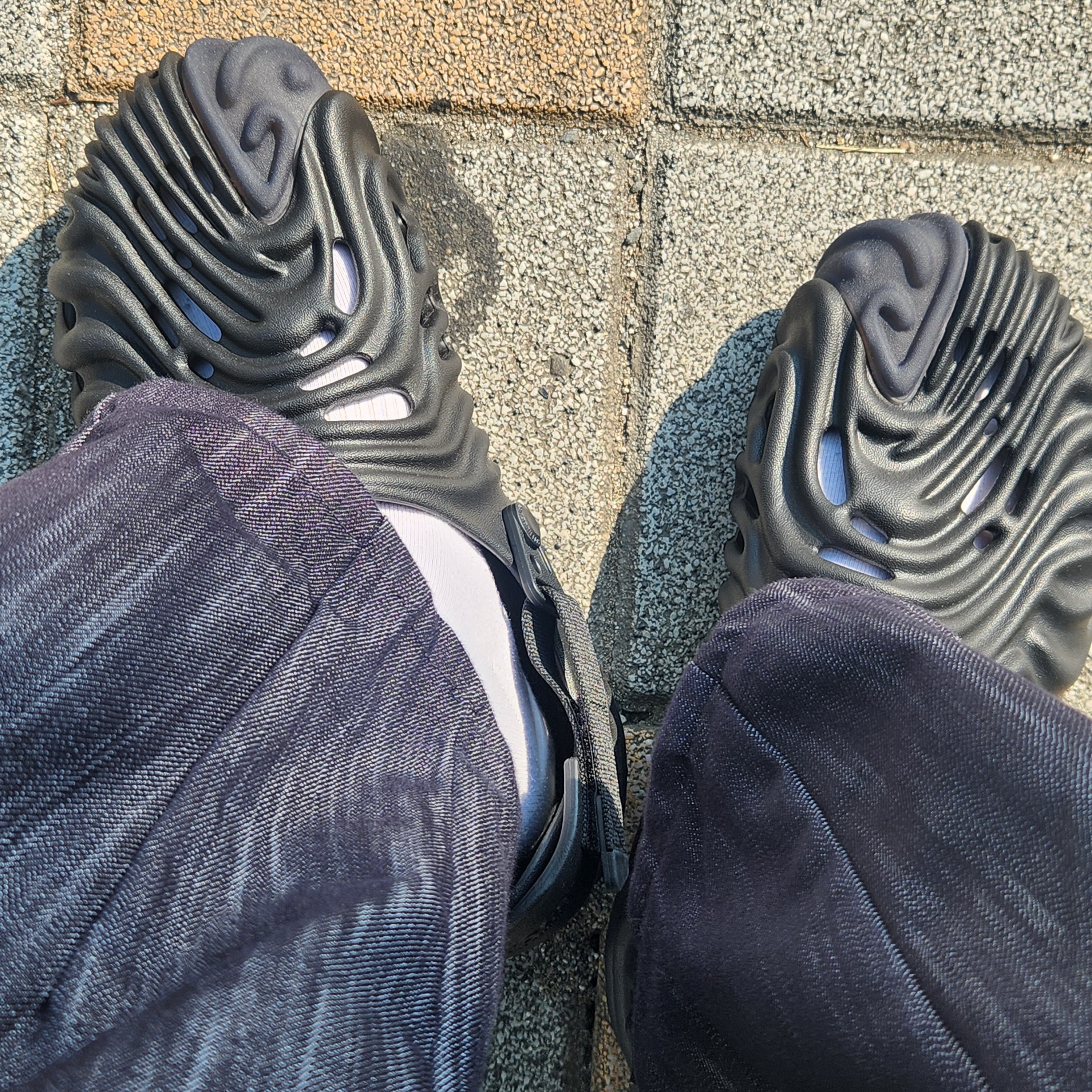 Crocs x Salehe Bembury Pollex Clog Sasquatch 착용 스타일 - 3