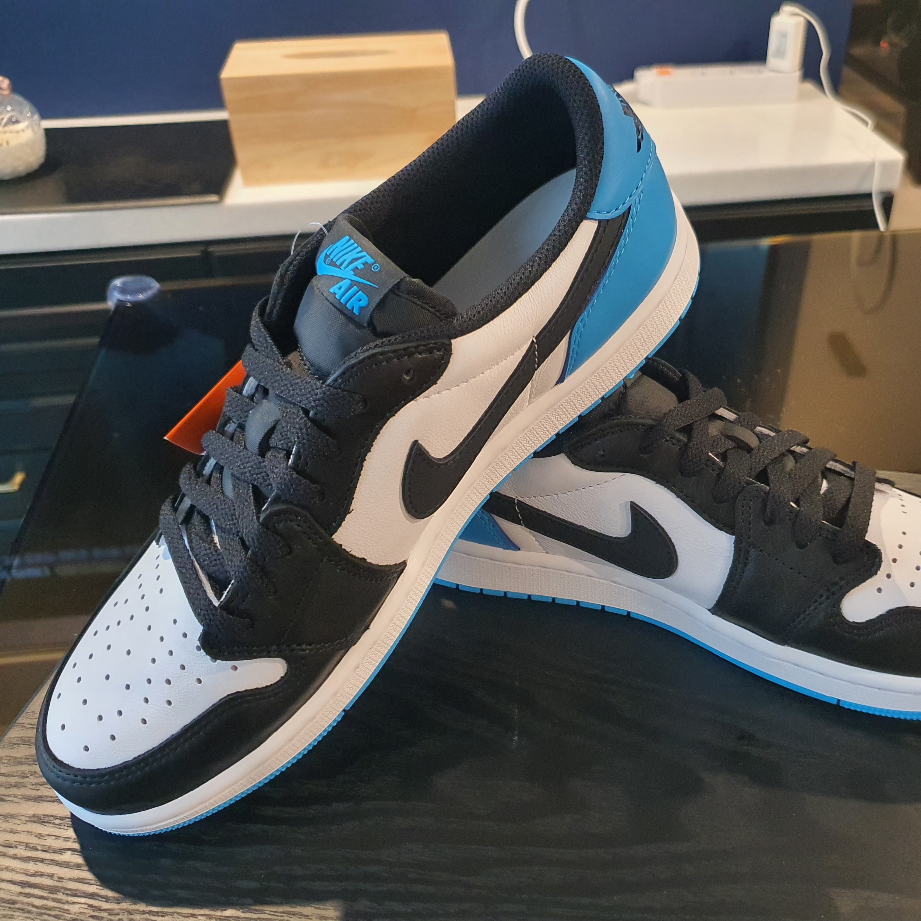Jordan 1 Retro Low OG Black and Dark Powder Blue 착용 스타일 - 4