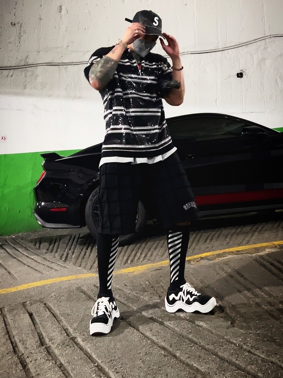 Supreme Pigment Canvas S Logo 6-Panel Black - 23SS, Supreme Sequin Stripe Zip Polo Black - 23SS 착용 스타일 - 2