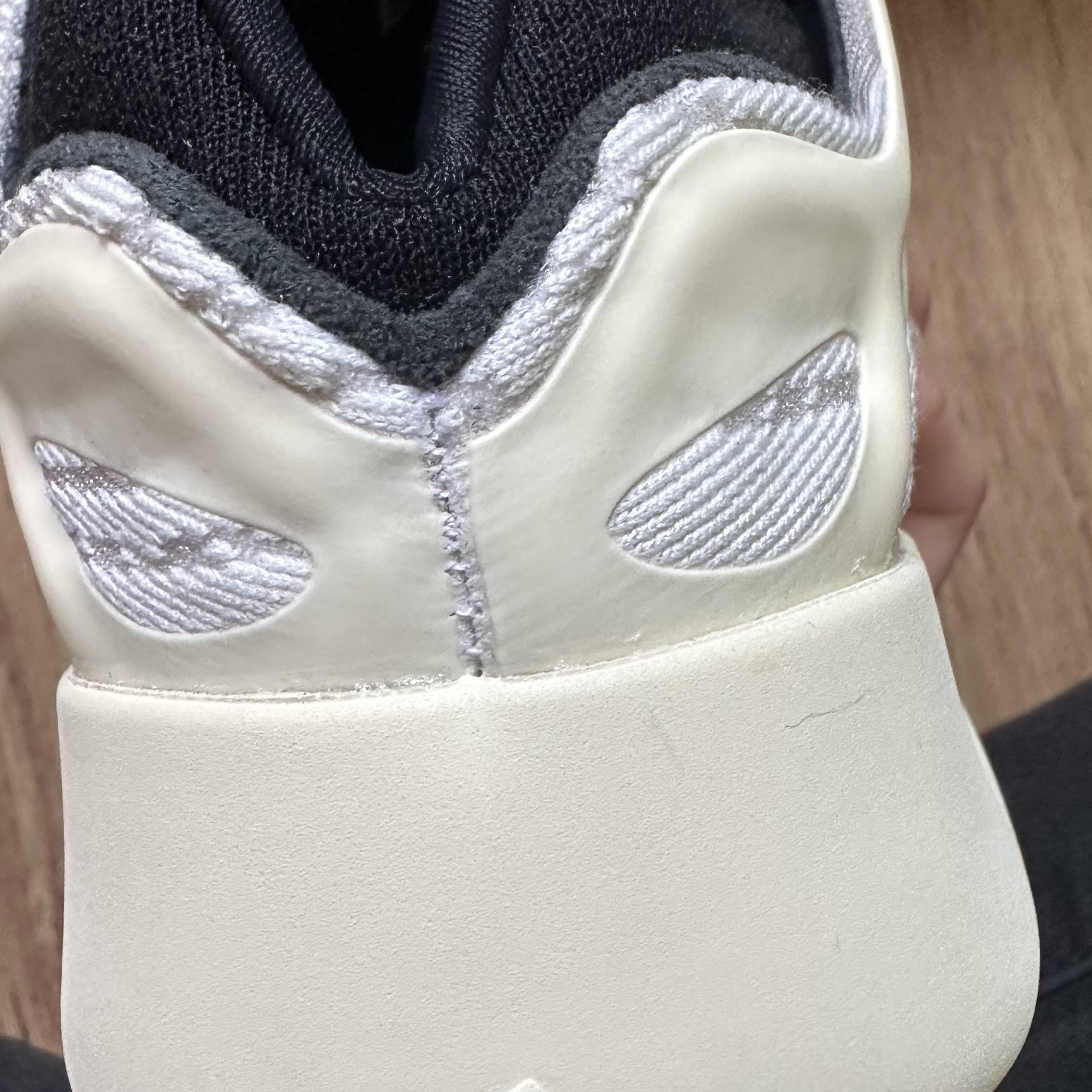 Adidas Yeezy 700 V3 Azael 2022/2023 착용 스타일 - 5