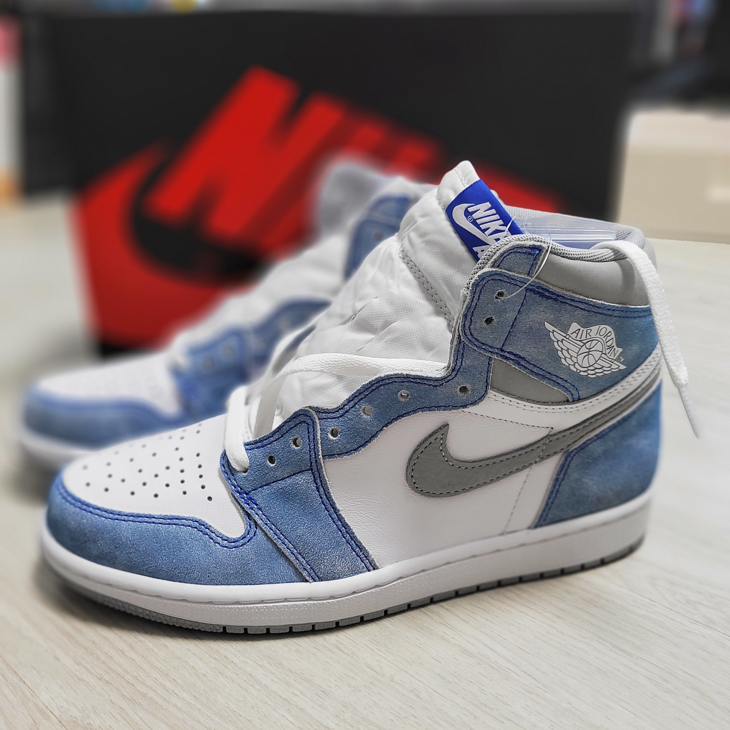 Jordan 1 Retro High OG Hyper Royal 착용 스타일 - 1