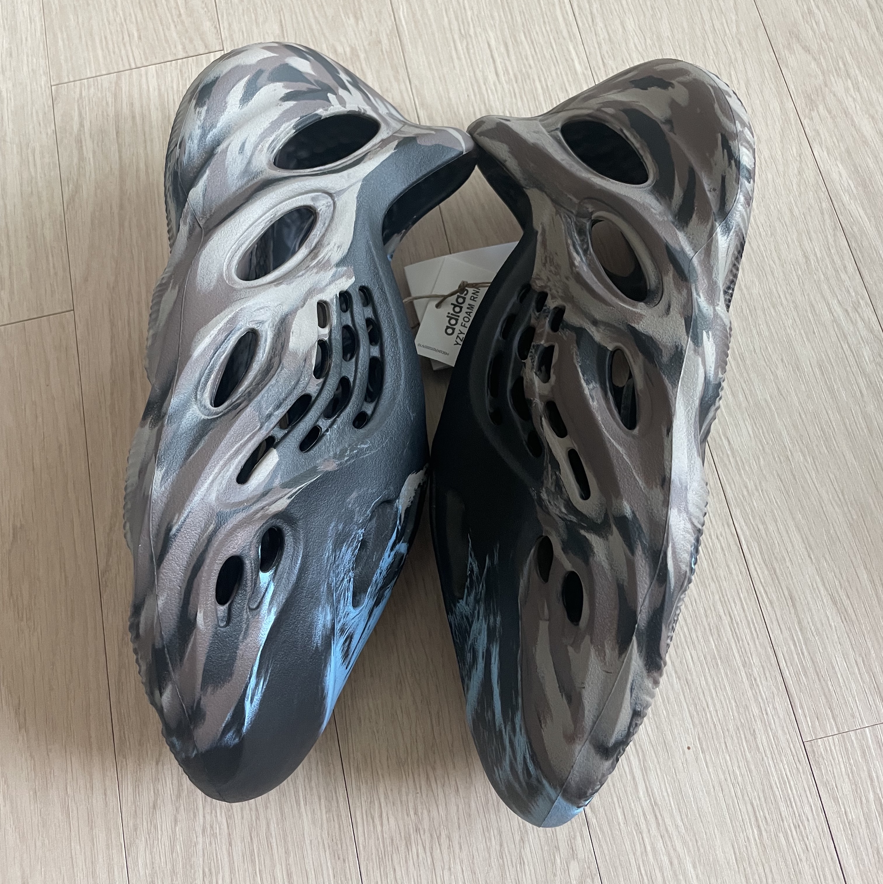 Adidas Yeezy Foam RNNR MX Cinder 착용 스타일