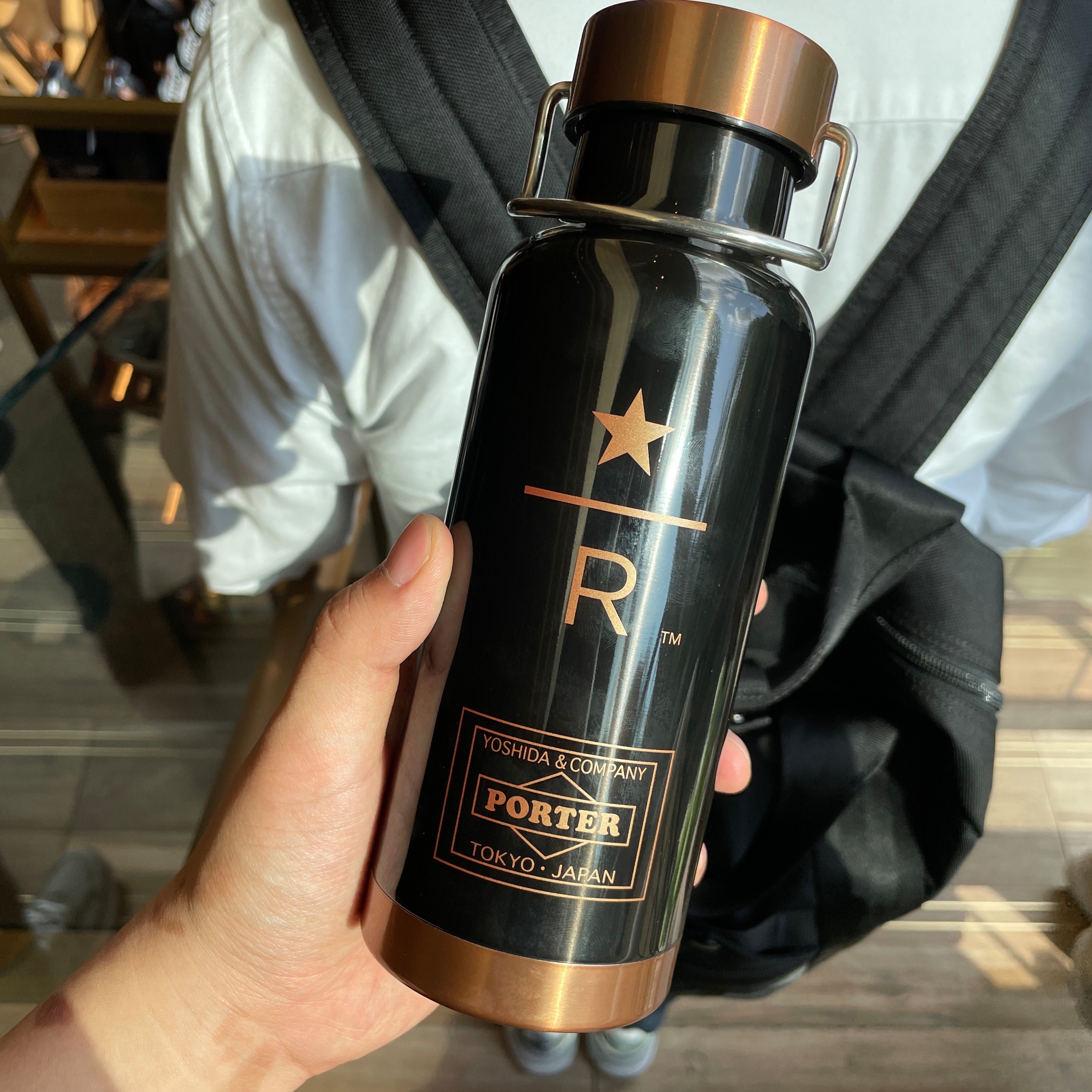 Porter x Starbucks Reserve S/S Logo Bottle 473ml Copper, Porter x Starbucks Reserve S/S Logo Bottle 473ml Black 착용 스타일 - 2