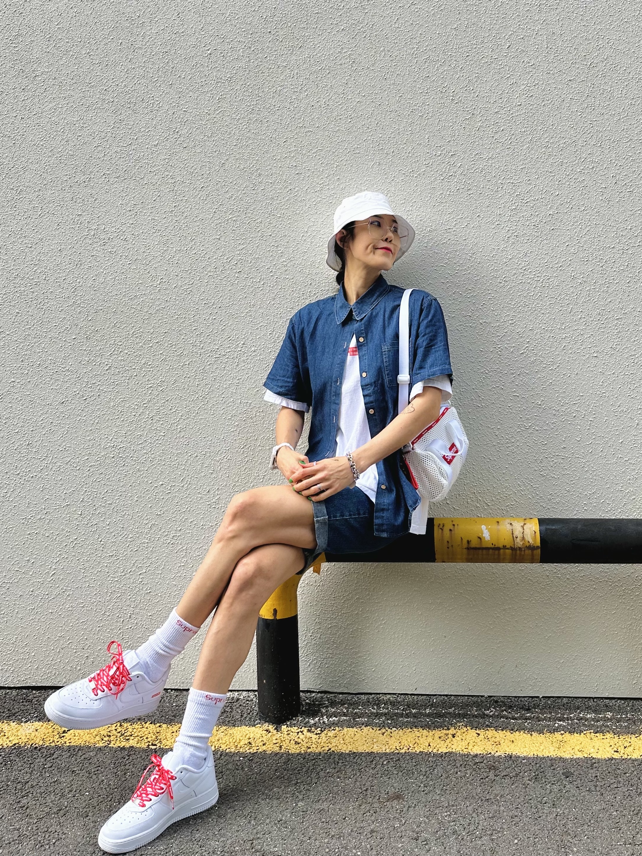 Supreme Mesh Mini Duffle Bag White - 23SS, Nike x Supreme Air Force 1 Low White 착용 스타일 - 3