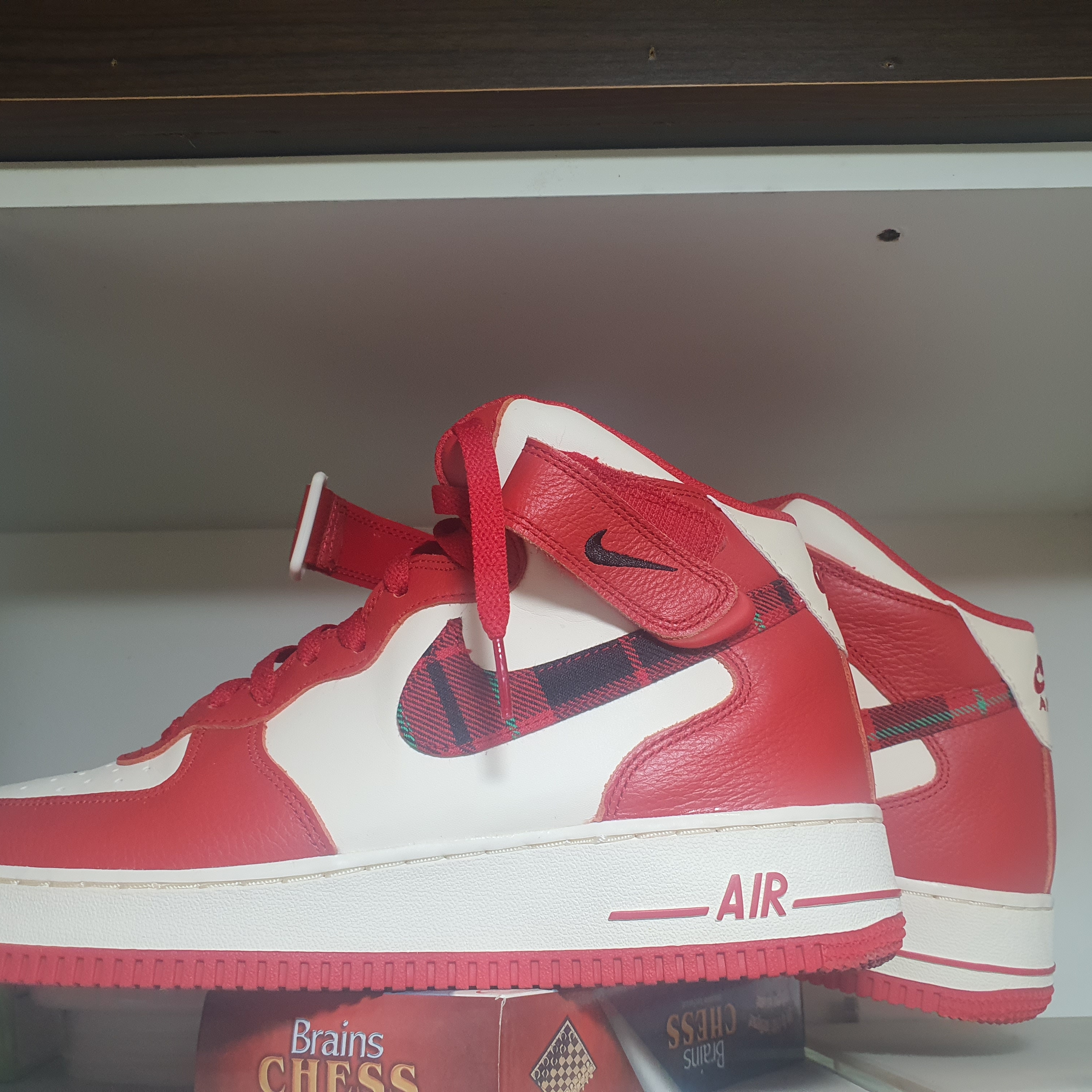 Nike Air Force 1 Mid '07 LX University Red and Pale Ivory 착용 스타일
