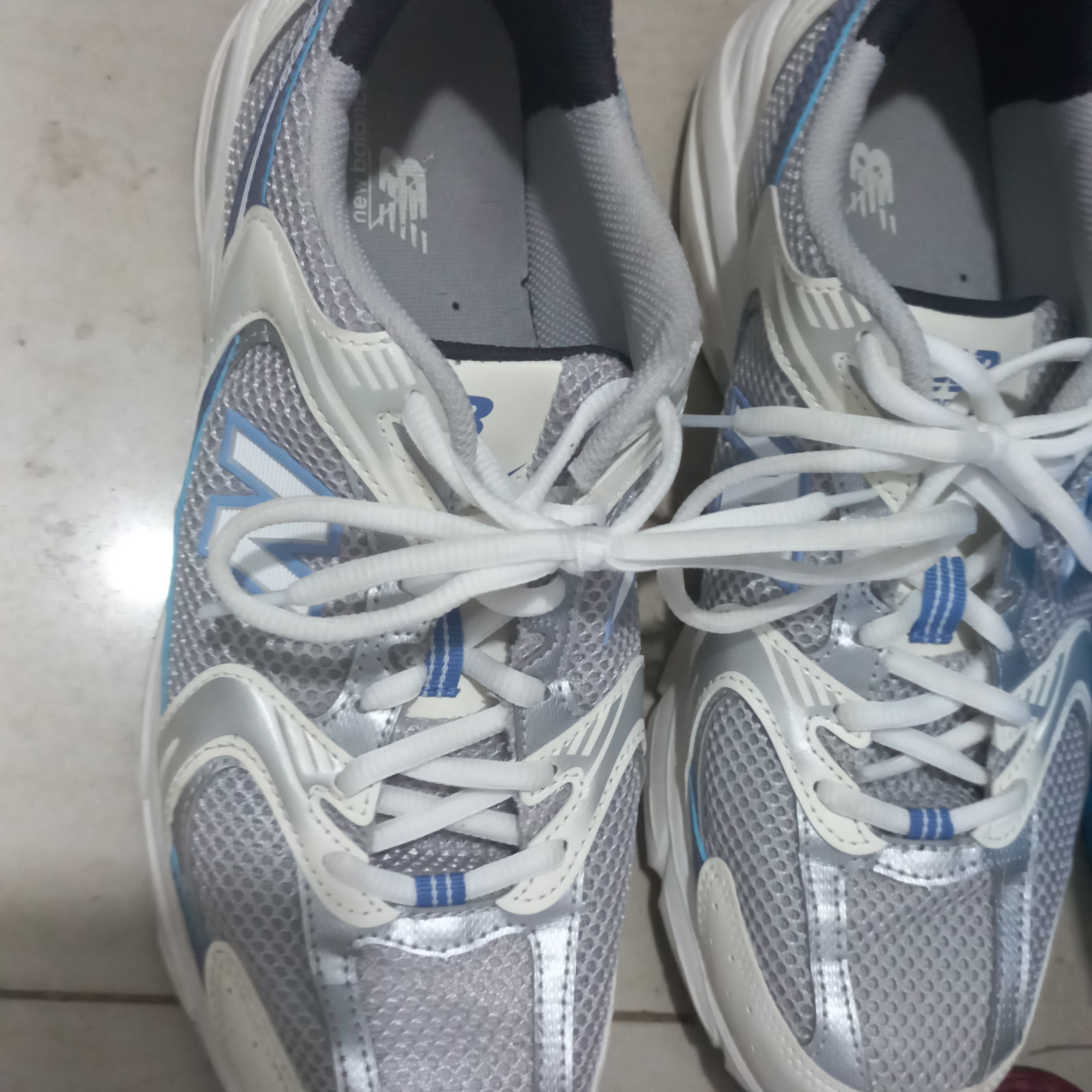New Balance 530 Vintage Metallic Silver 착용 스타일