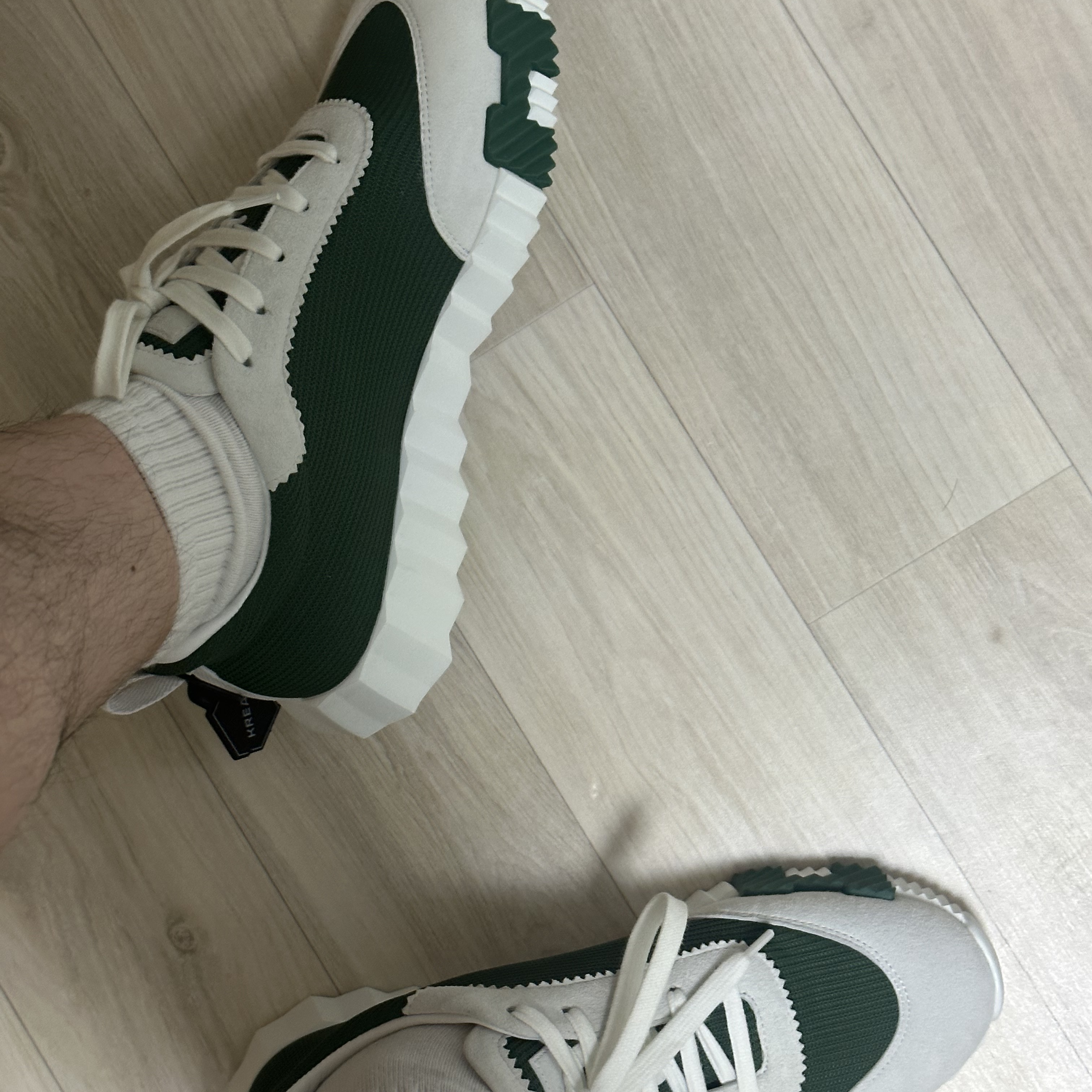 Hermes Bouncing Sneakers Mesh Suede Goatskin & Vert Cactus Blanc 착용 스타일 - 4