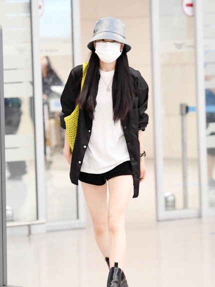 Prada Raffia Tote Bag Citron Green, Prada Denim Bucket Hat Light Blue 착용 스타일 - 1