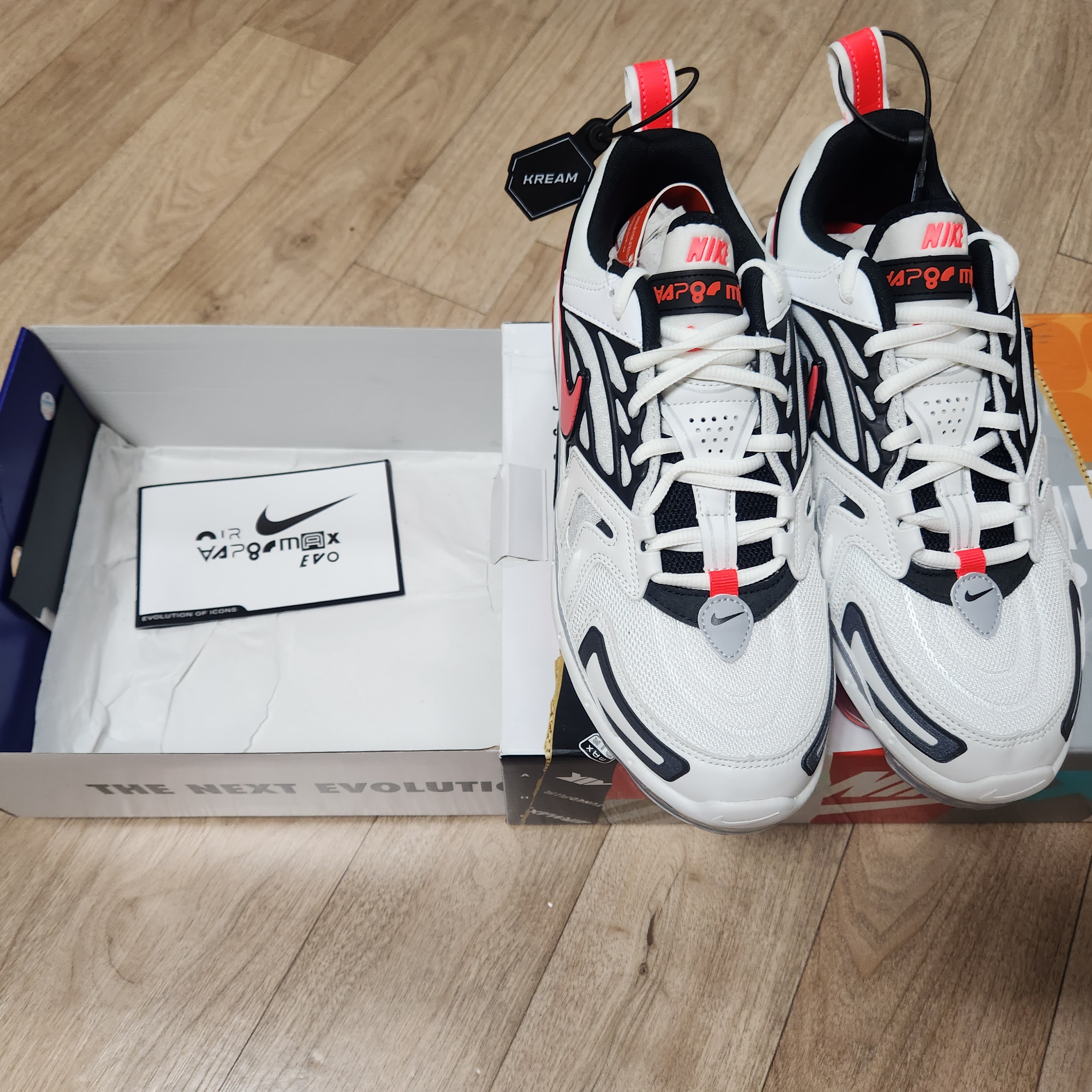 Nike Air VaporMax EVO Summit White Bright Crimson 착용 스타일 - 2