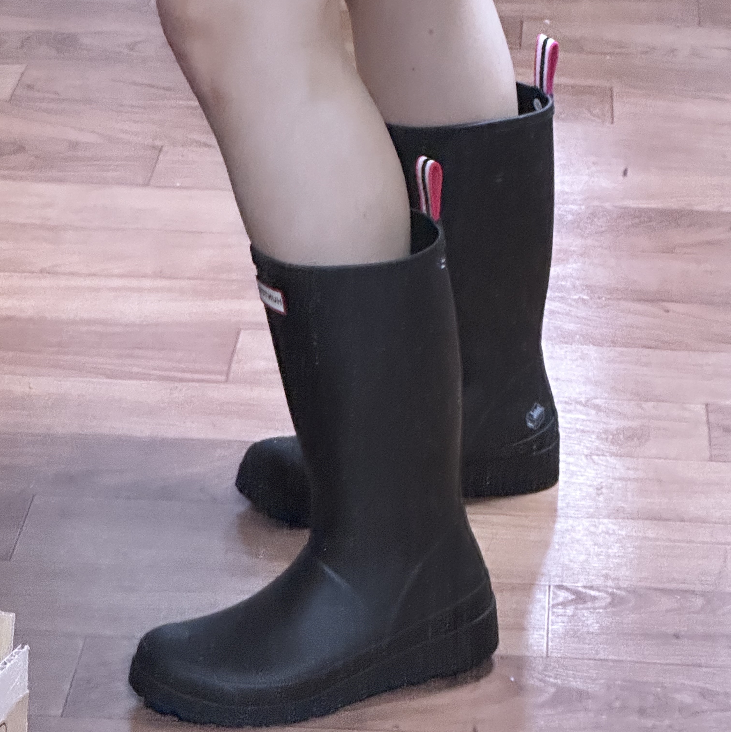 (W) Hunter Play Tall Wellington Rain Boots Black 착용 스타일 - 1