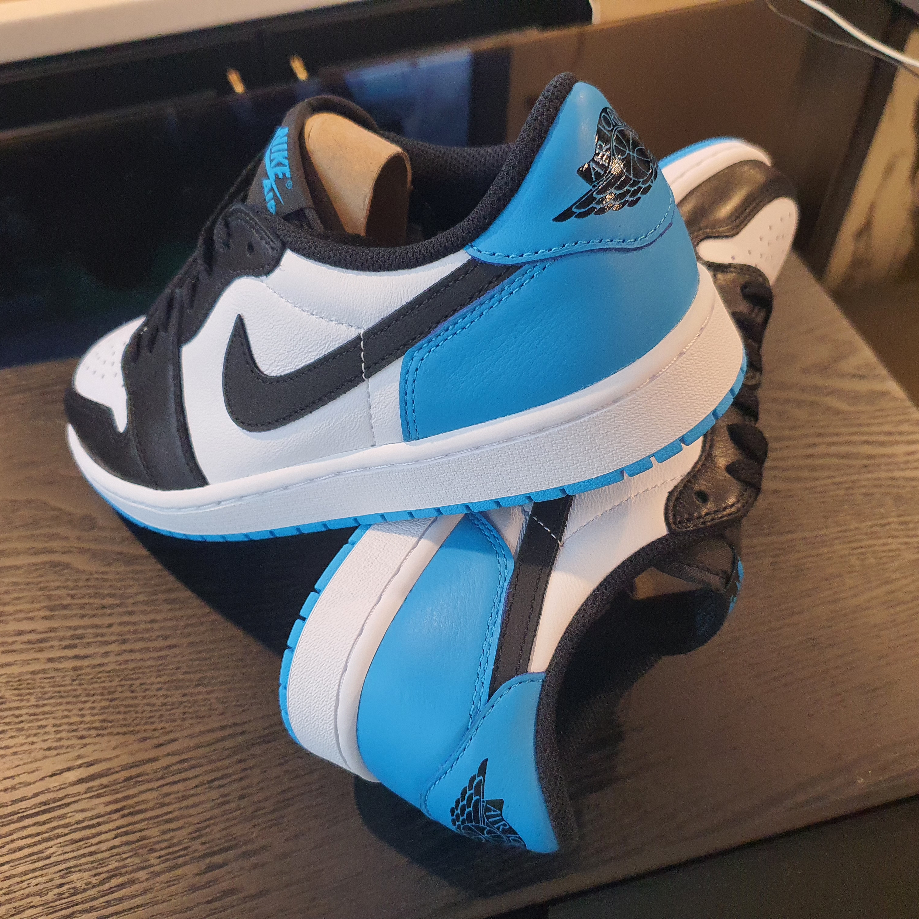 Jordan 1 Retro Low OG Black and Dark Powder Blue 착용 스타일 - 2