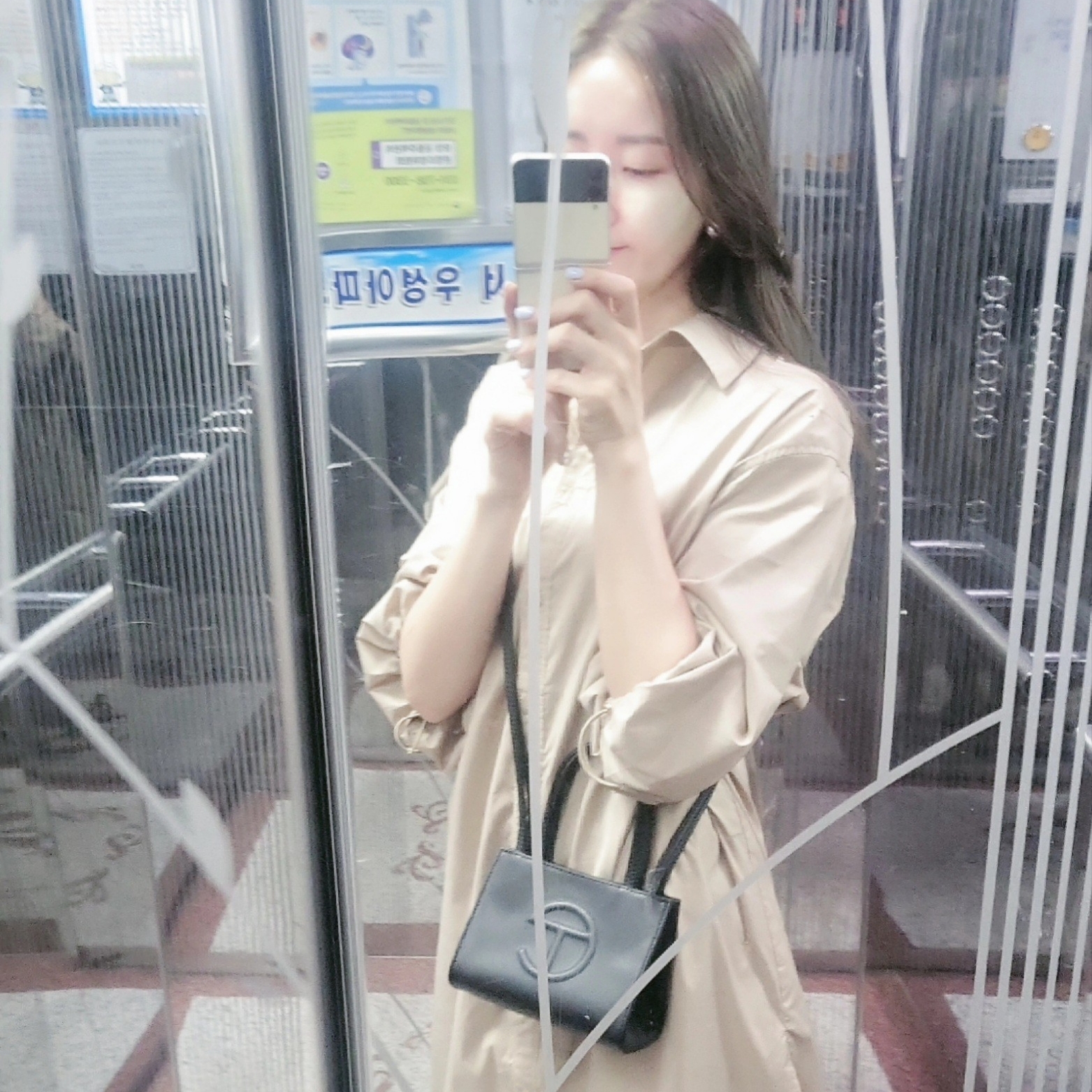 Telfar Small Shopping Bag Black 착용 스타일 - 2