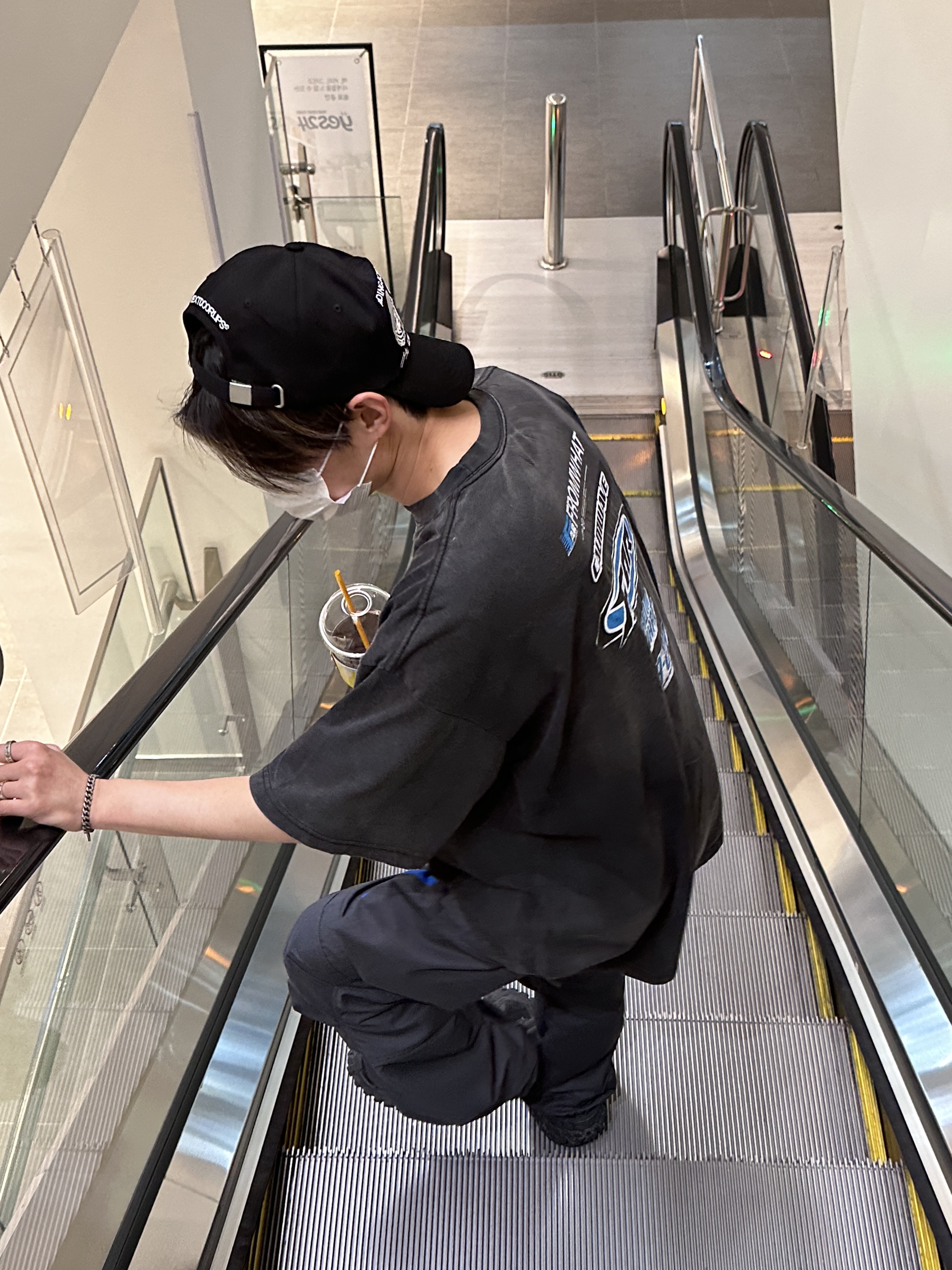 Farfromwhat Far Washed Logo T-Shirt Black 착용 스타일 - 5