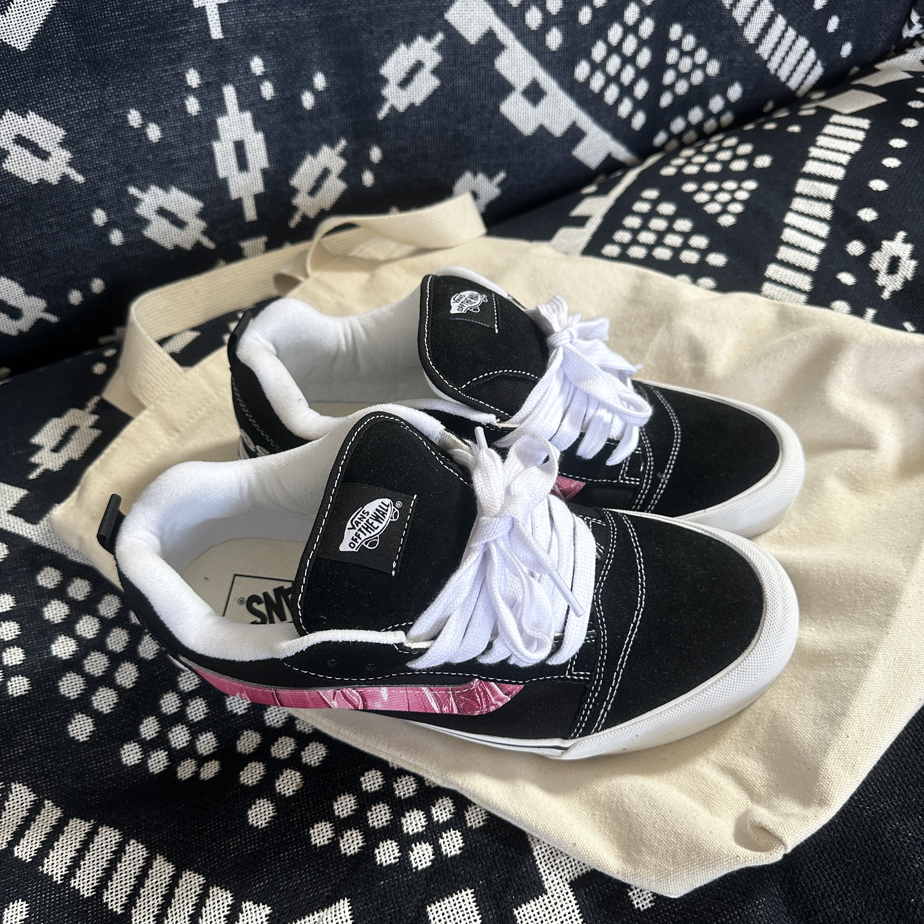 Vans x Peaches. Knu-Skool Black Pink 착용 스타일 - 2