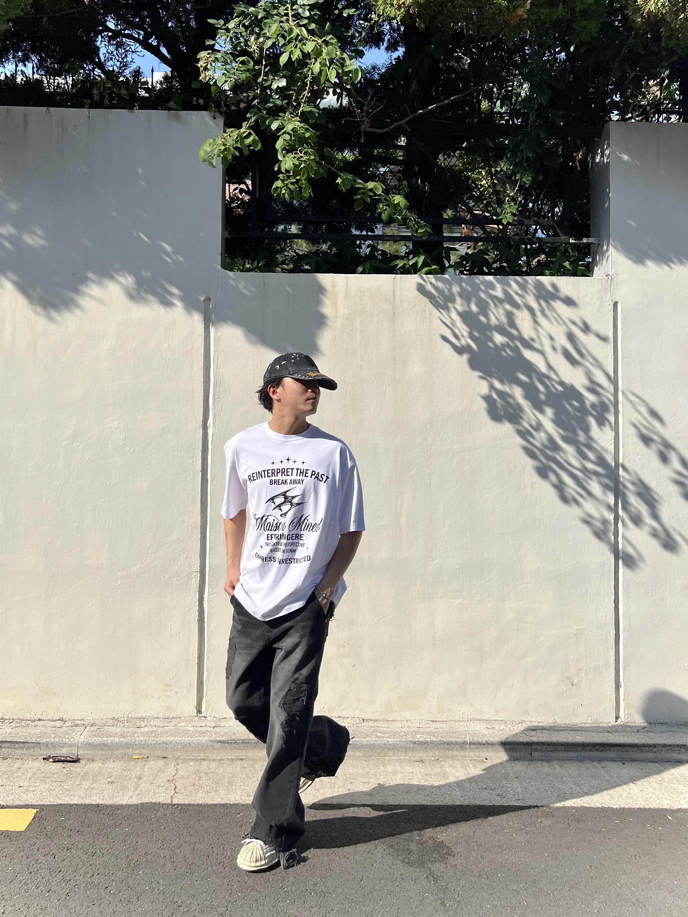 Maison Mihara Yasuhiro Blakey OG Sole Distressed Canvas Low-top Sneakers White 착용 스타일 - 2