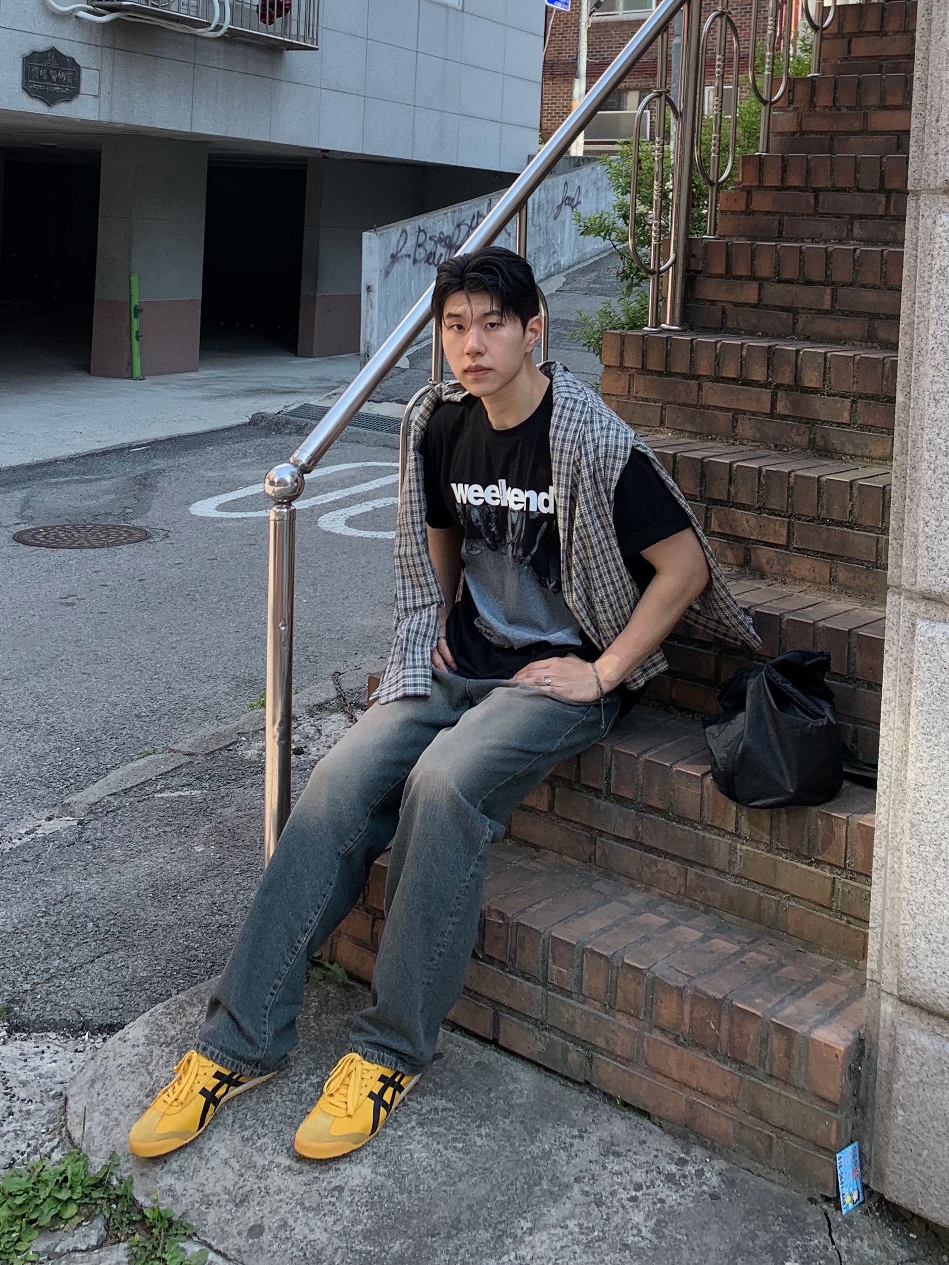 Onitsuka Tiger Mexico 66 Yellow Black 착용 스타일 - 4