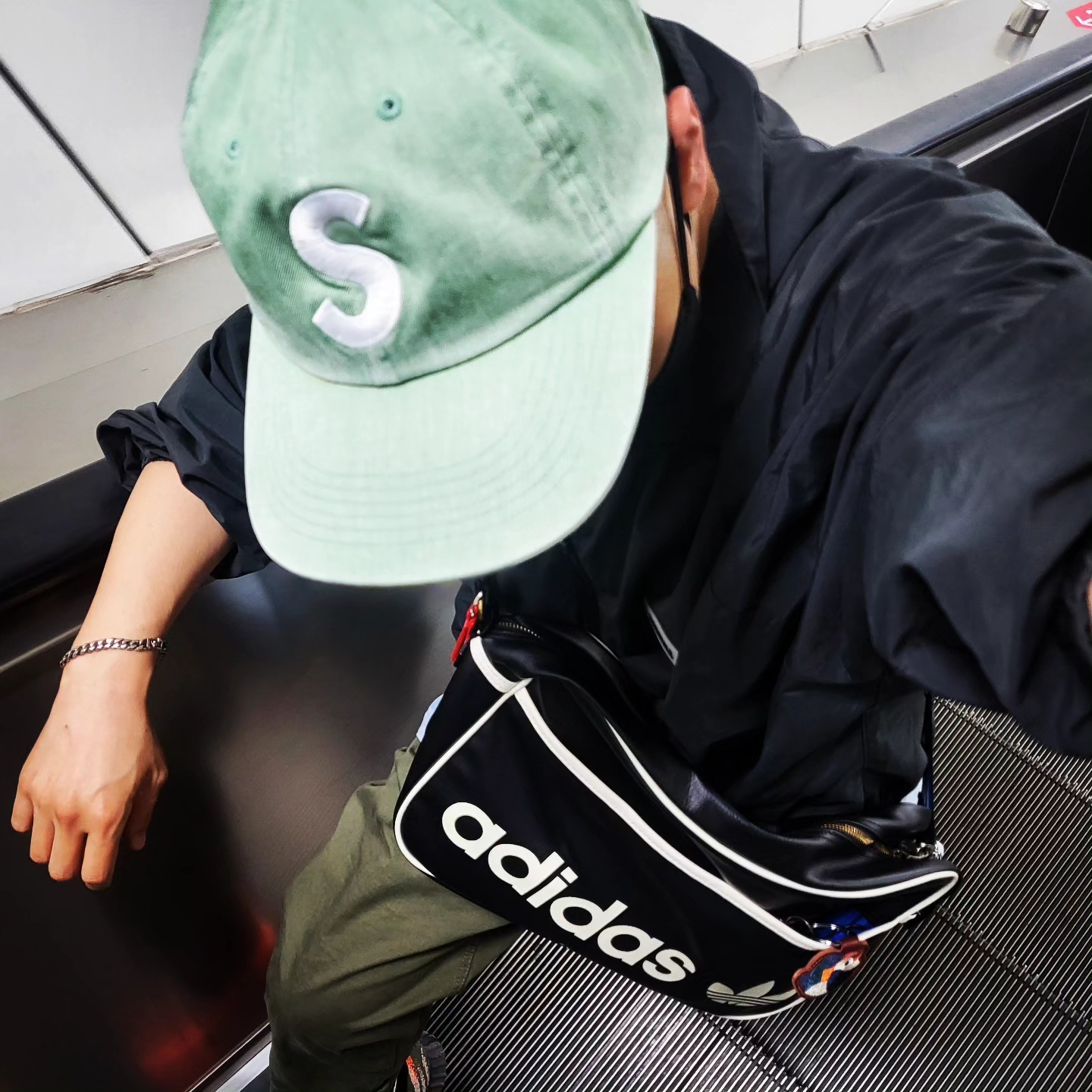 Supreme Pigment Print S Logo 6-Panel Light Sage - 22FW, Supreme Webbing Keychain Red - 23SS 착용 스타일 - 1