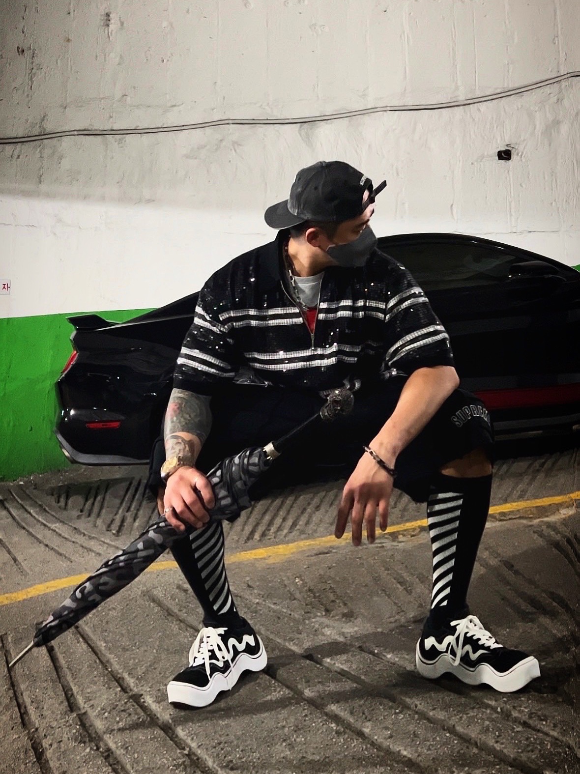 Supreme Pigment Canvas S Logo 6-Panel Black - 23SS, Supreme Sequin Stripe Zip Polo Black - 23SS 착용 스타일 - 1