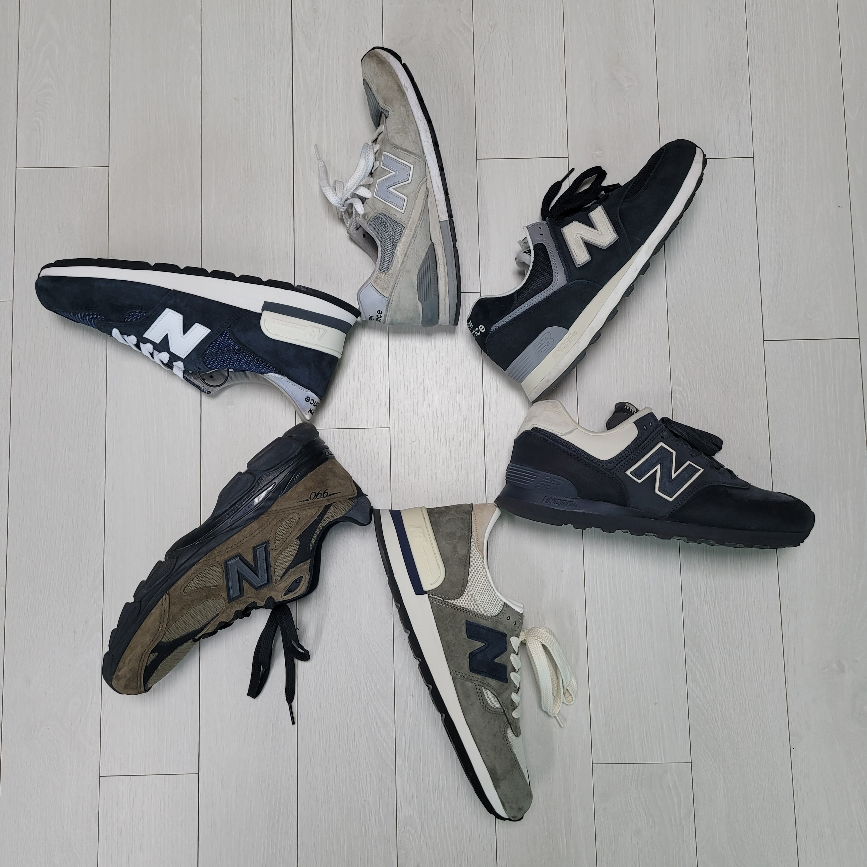 New Balance 574 Classics Reimagined Black, New Balance 990v1 Made in USA Olive 착용 스타일 - 2