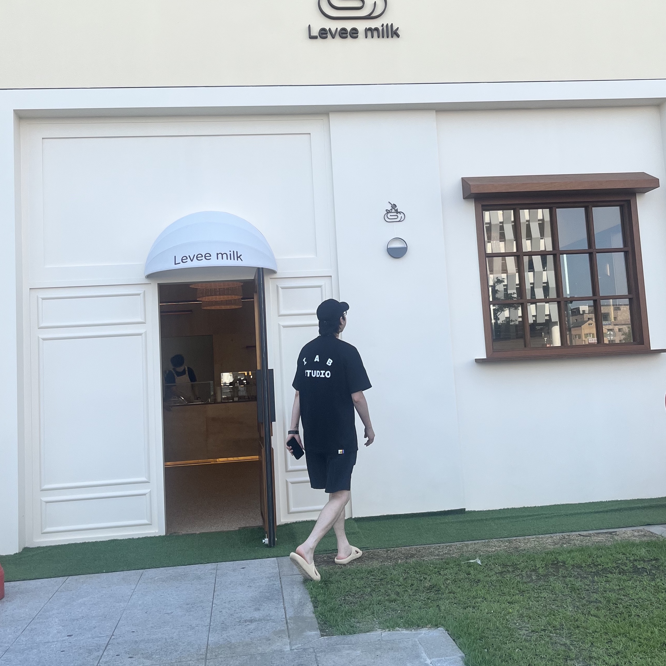 IAB Studio 10th Anniversary T-Shirts Pack White & Black (2 Pack), IAB Studio 10th Anniversary T-Shirt Black 착용 스타일