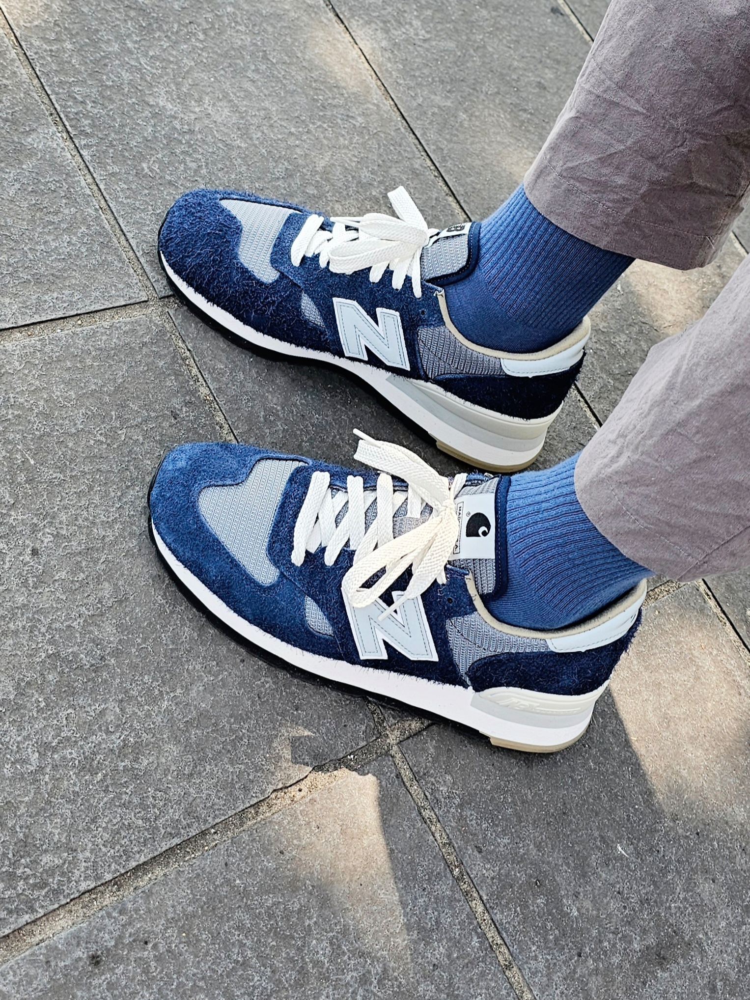 New Balance x Carhartt WIP 990v1 Made in USA Sculpture Center 착용 스타일 - 2