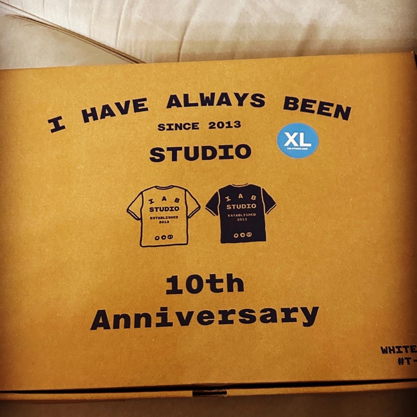 IAB Studio 10th Anniversary T-Shirts Pack White & Black (2 Pack) 착용 스타일 - 1