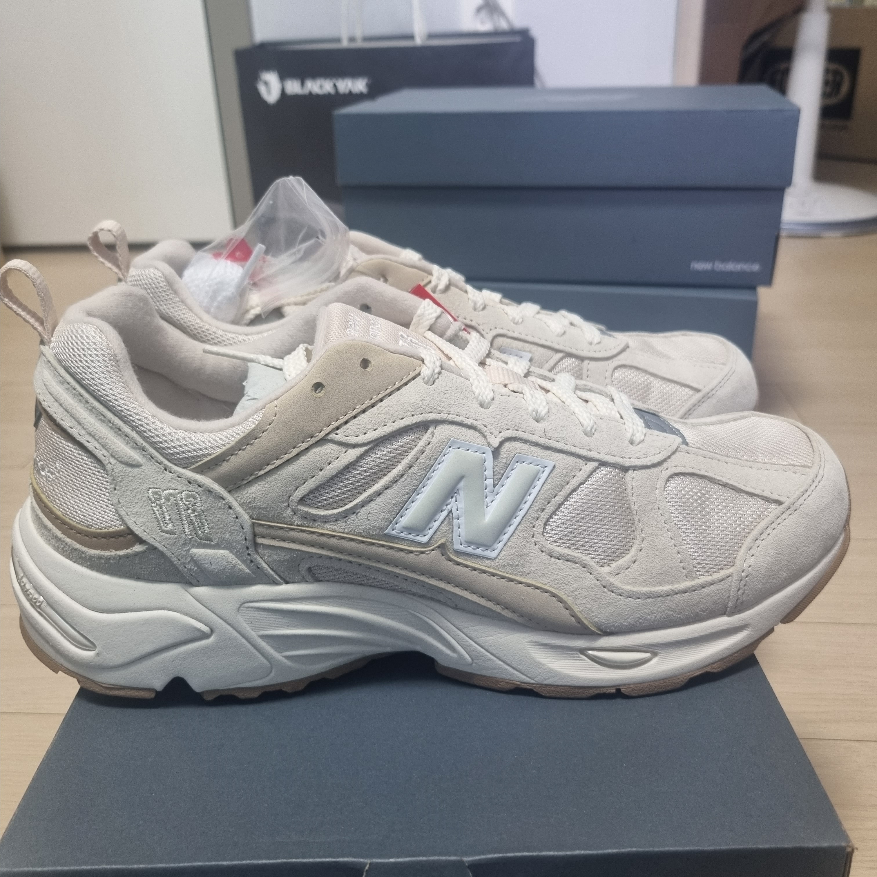 New Balance 878 Beige Ivory 착용 스타일 - 2