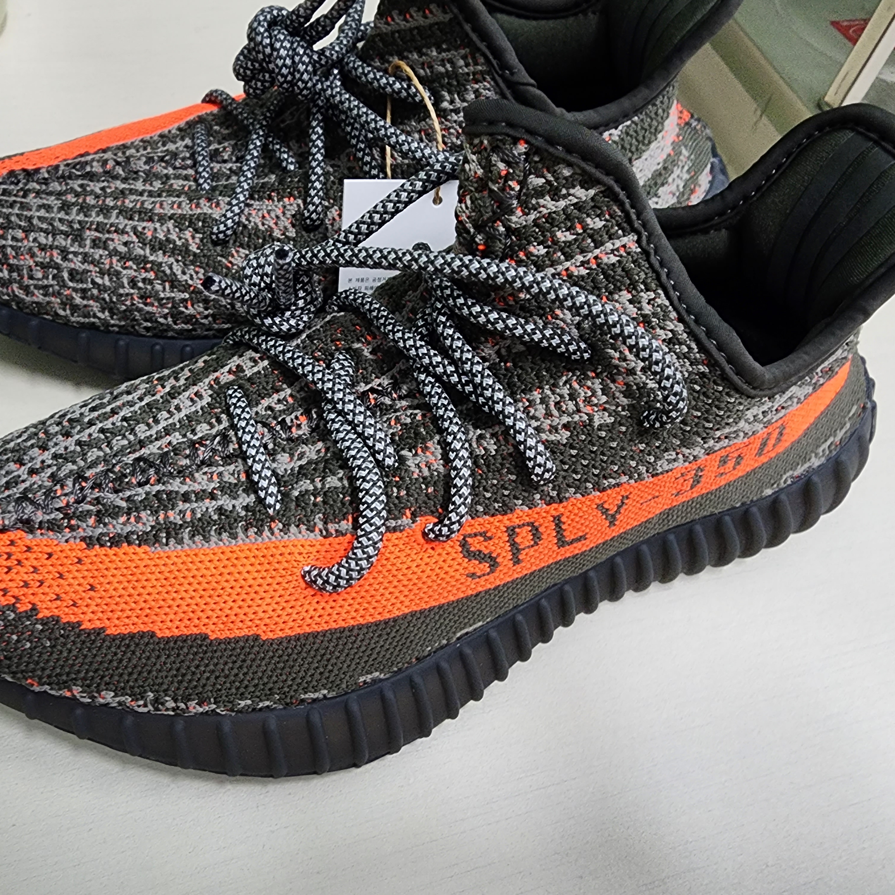 Adidas Yeezy Boost 350 V2 Carbon Beluga 착용 스타일 - 3