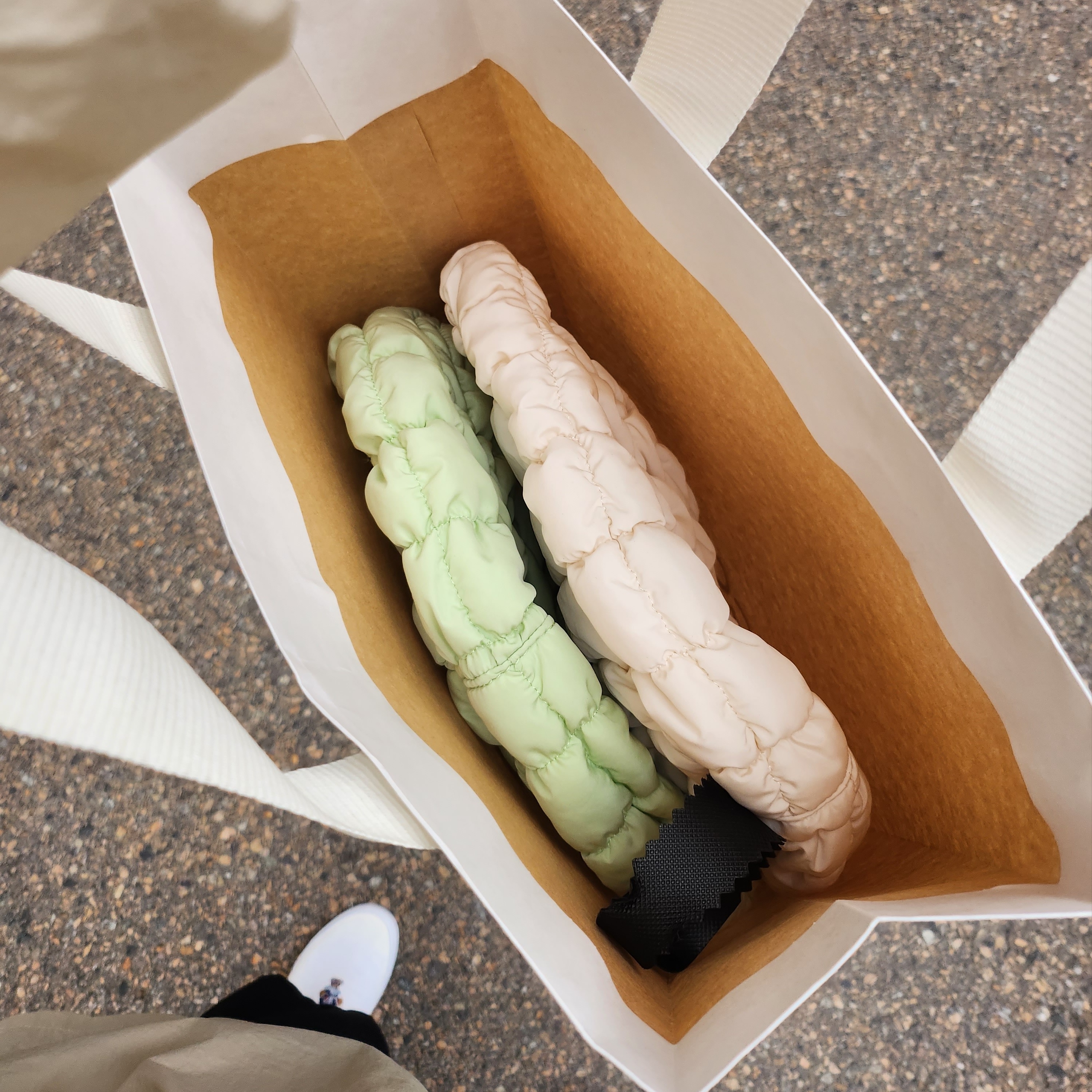 COS Quilted Mini Bag Green, COS Quilted Mini Bag Cream 착용 스타일 - 1
