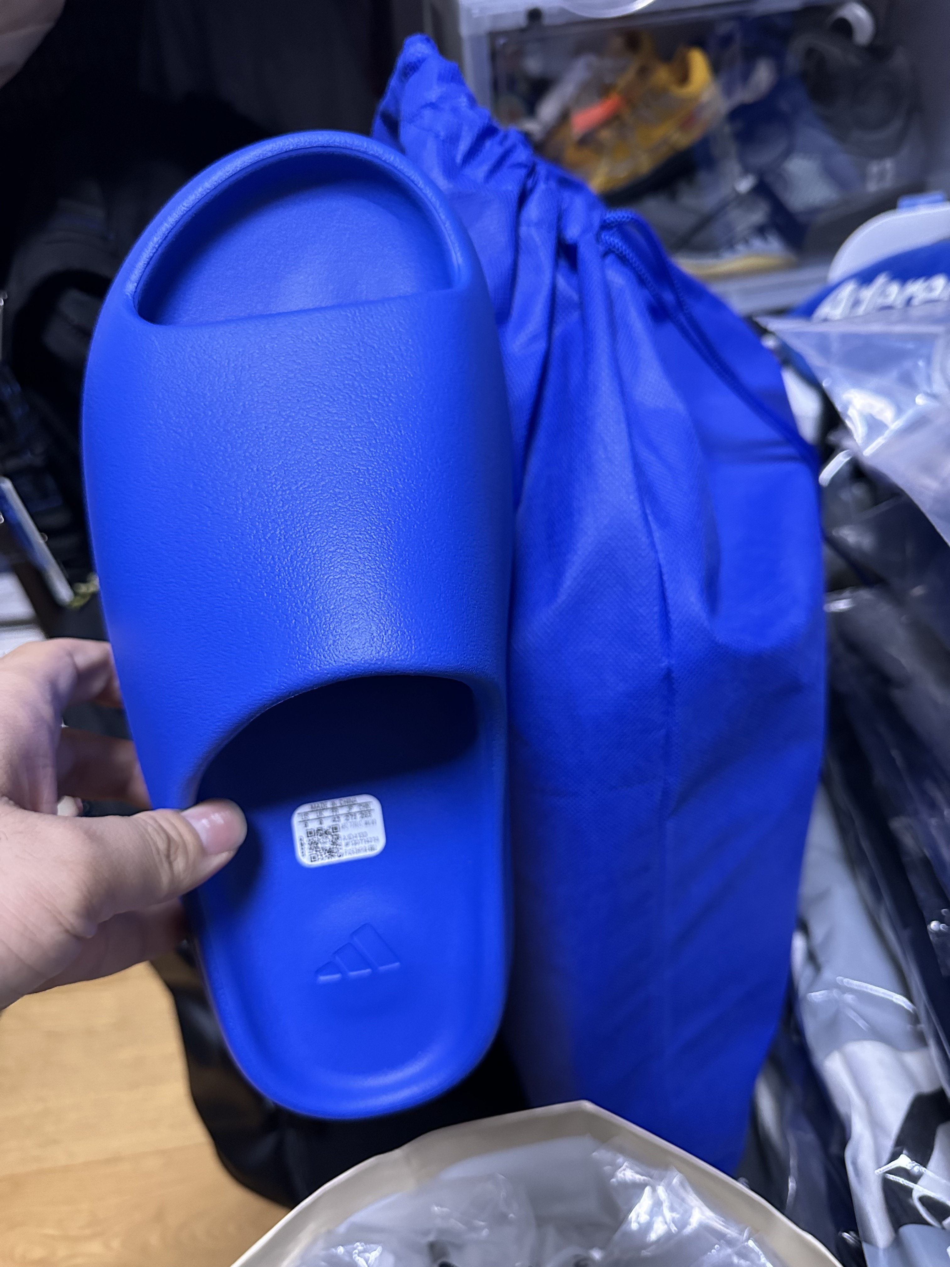 Adidas Yeezy Slide Azure 착용 스타일