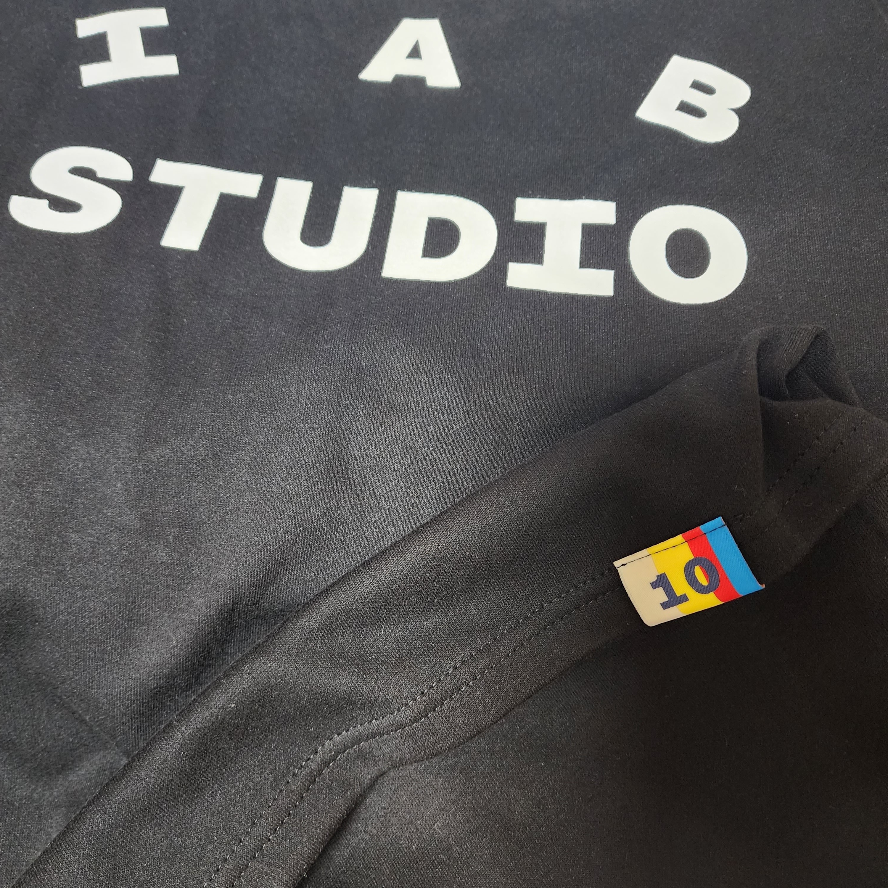 IAB Studio 10th Anniversary T-Shirts Pack White & Black (2 Pack) 착용 스타일 - 2
