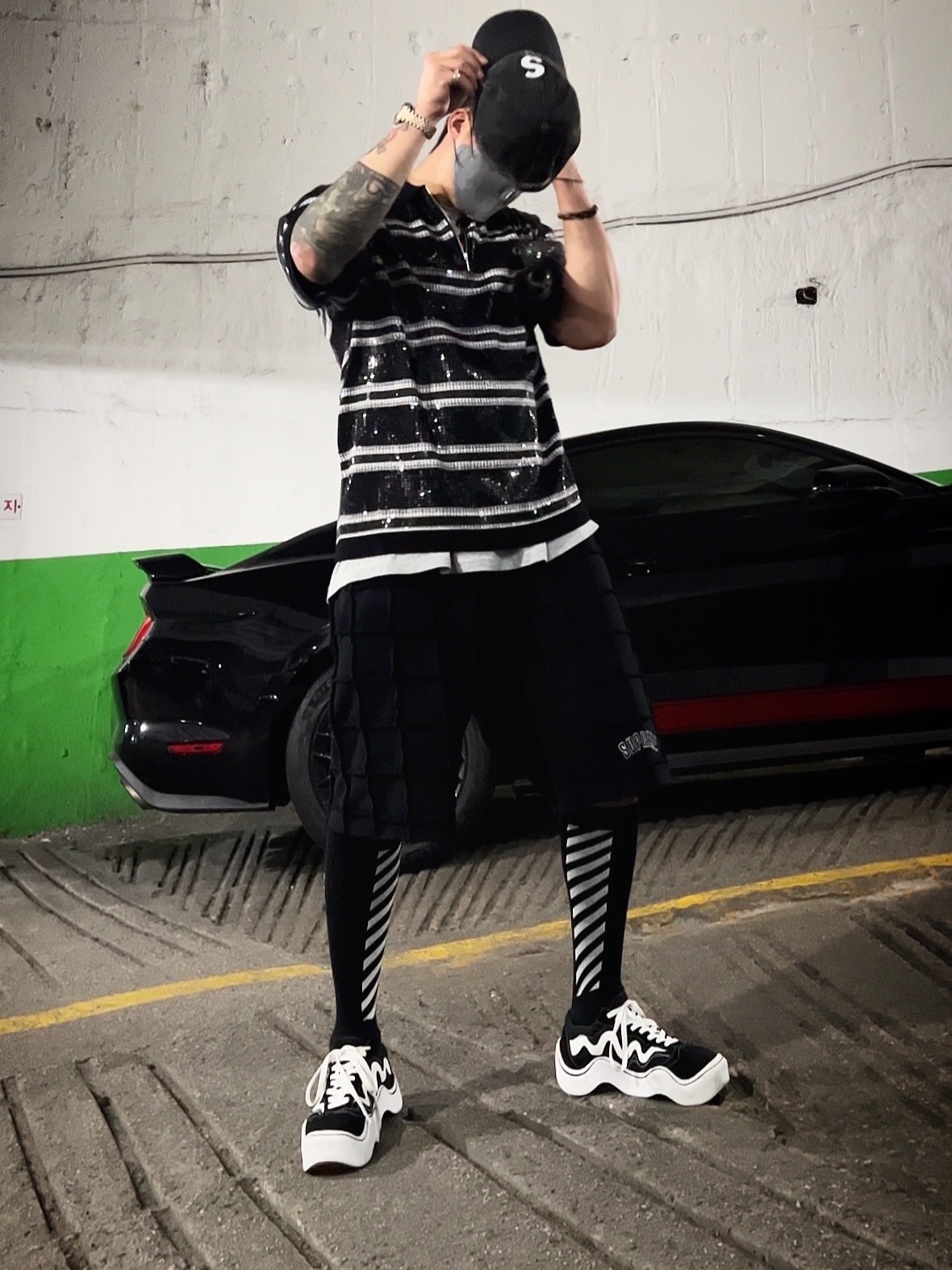 Supreme Pigment Canvas S Logo 6-Panel Black - 23SS, Supreme Sequin Stripe Zip Polo Black - 23SS 착용 스타일 - 3