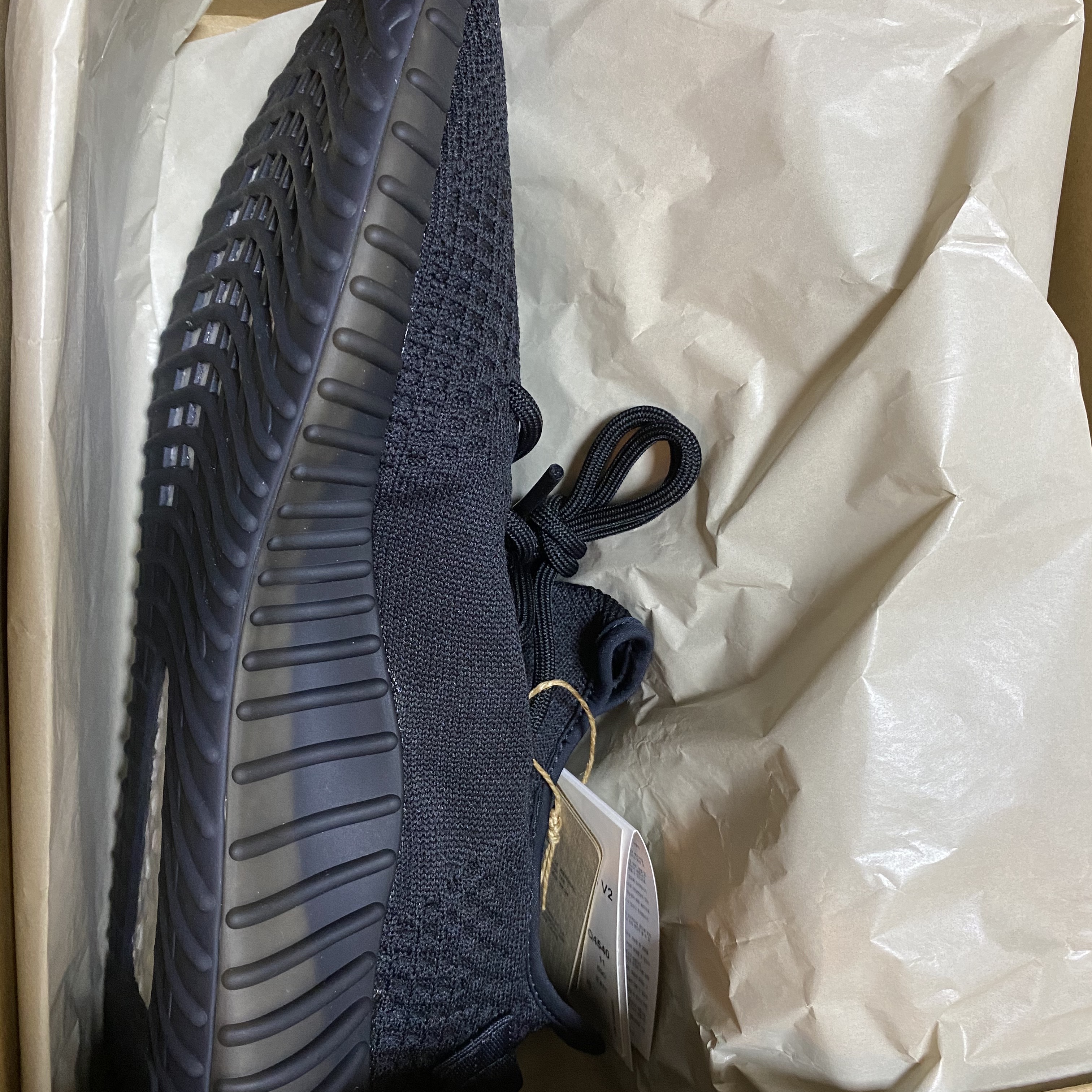 Adidas Yeezy Boost 350 V2 Onyx 착용 스타일 - 1